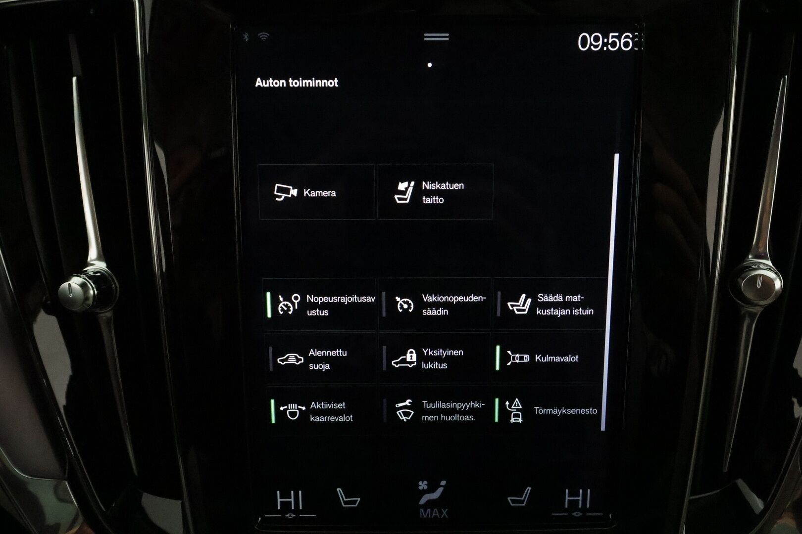 Volvo V60 2019 D4 Momentum aut *ACC / B&W / P.kamera / Full LED / Muistipenkit / Panorama / Navi / Vaaleat nahat* - Kahdet renkaat aluvanteilla
