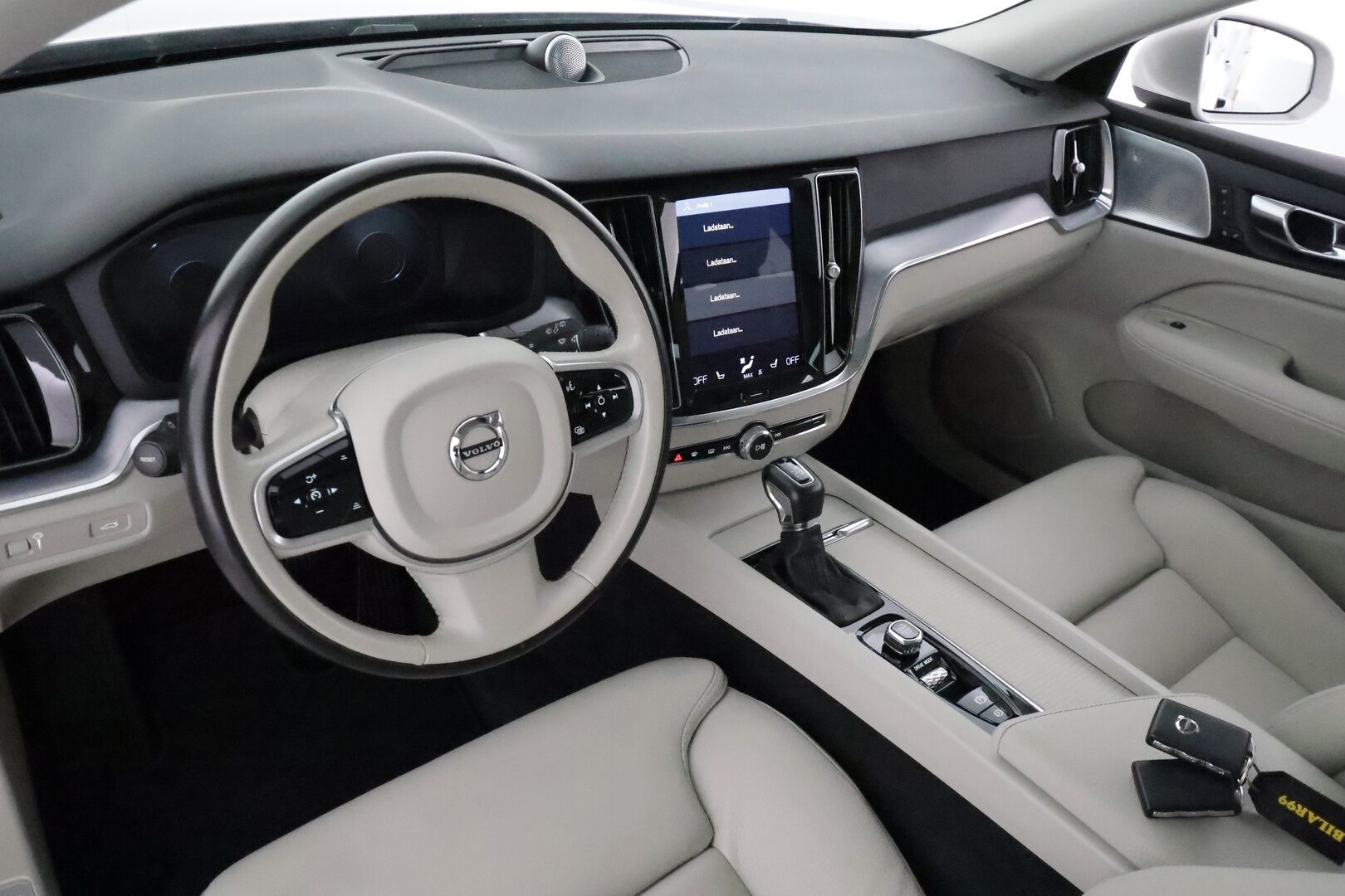 Volvo V60 2019 D4 Momentum aut *ACC / B&W / P.kamera / Full LED / Muistipenkit / Panorama / Navi / Vaaleat nahat* - Kahdet renkaat aluvanteilla