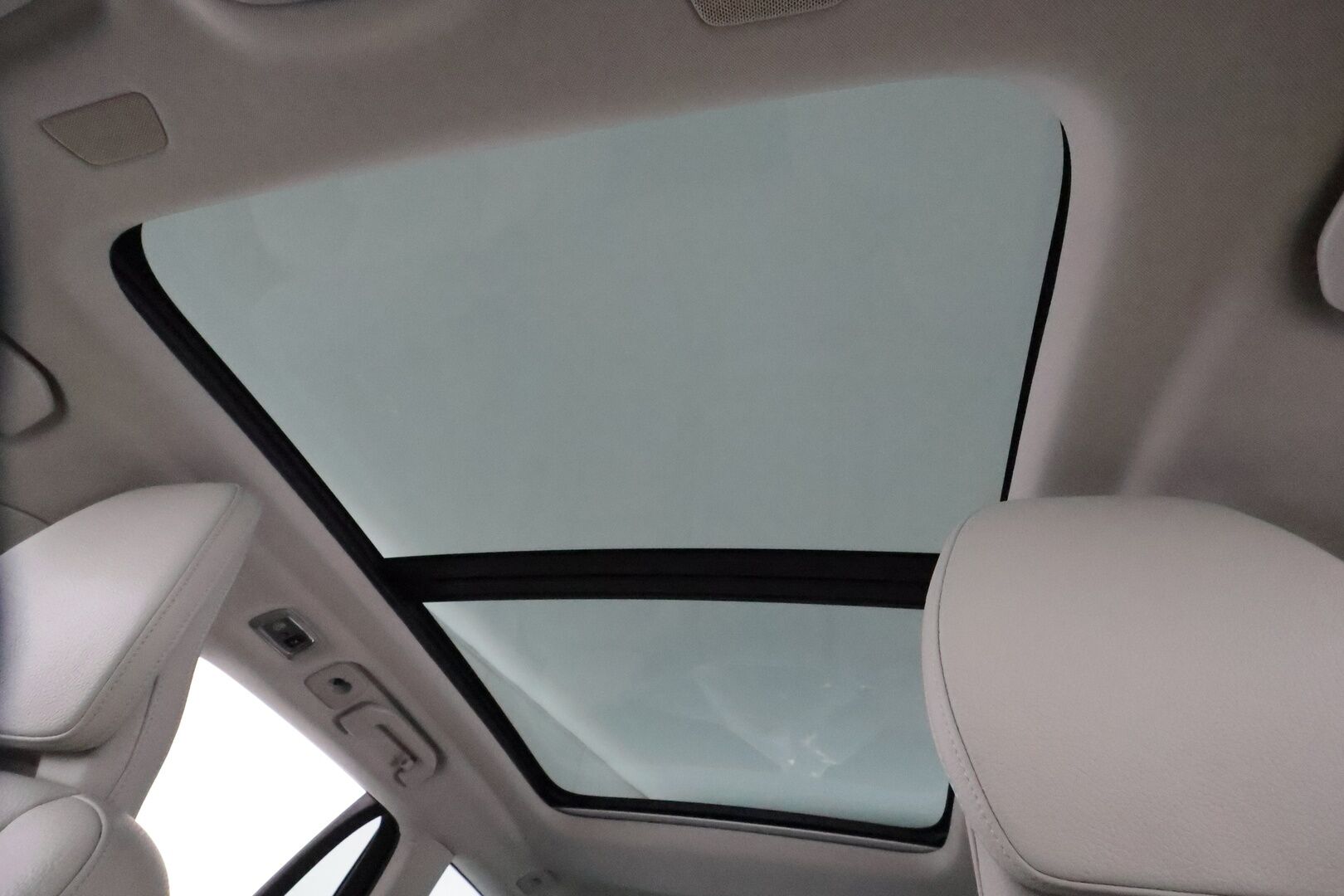 Volvo V60 2019 D4 Momentum aut *ACC / B&W / P.kamera / Full LED / Muistipenkit / Panorama / Navi / Vaaleat nahat* - Kahdet renkaat aluvanteilla