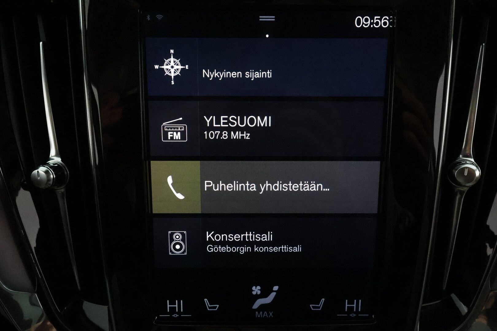 Volvo V60 2019 D4 Momentum aut *ACC / B&W / P.kamera / Full LED / Muistipenkit / Panorama / Navi / Vaaleat nahat* - Kahdet renkaat aluvanteilla