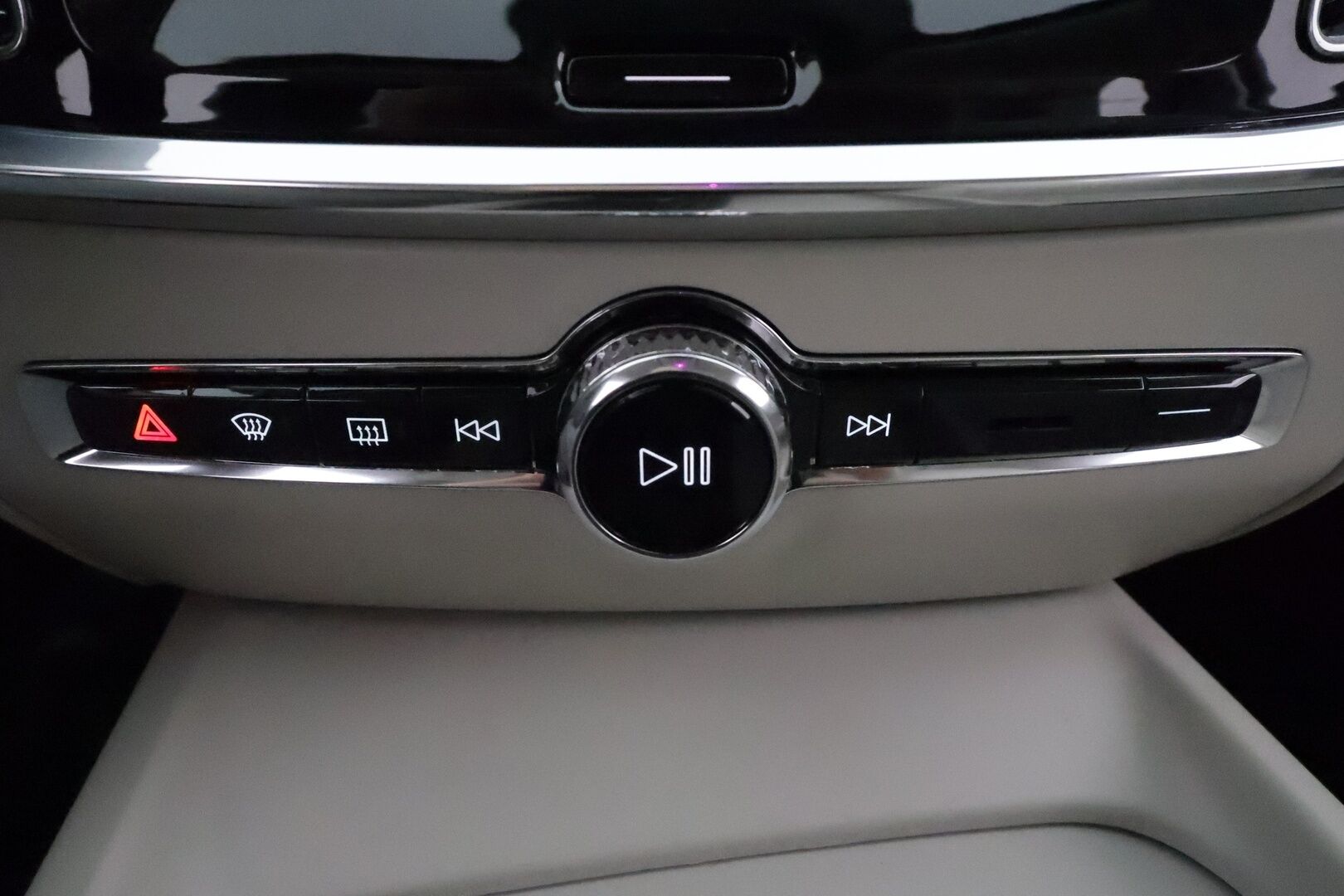 Volvo V60 2019 D4 Momentum aut *ACC / B&W / P.kamera / Full LED / Muistipenkit / Panorama / Navi / Vaaleat nahat* - Kahdet renkaat aluvanteilla