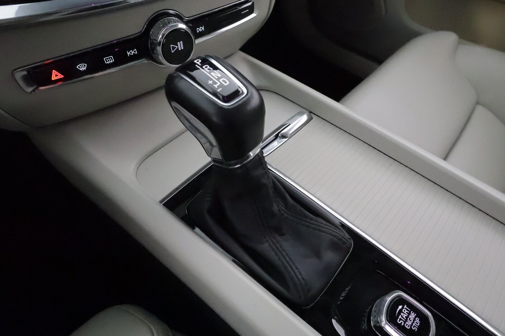 Volvo V60 2019 D4 Momentum aut *ACC / B&W / P.kamera / Full LED / Muistipenkit / Panorama / Navi / Vaaleat nahat* - Kahdet renkaat aluvanteilla