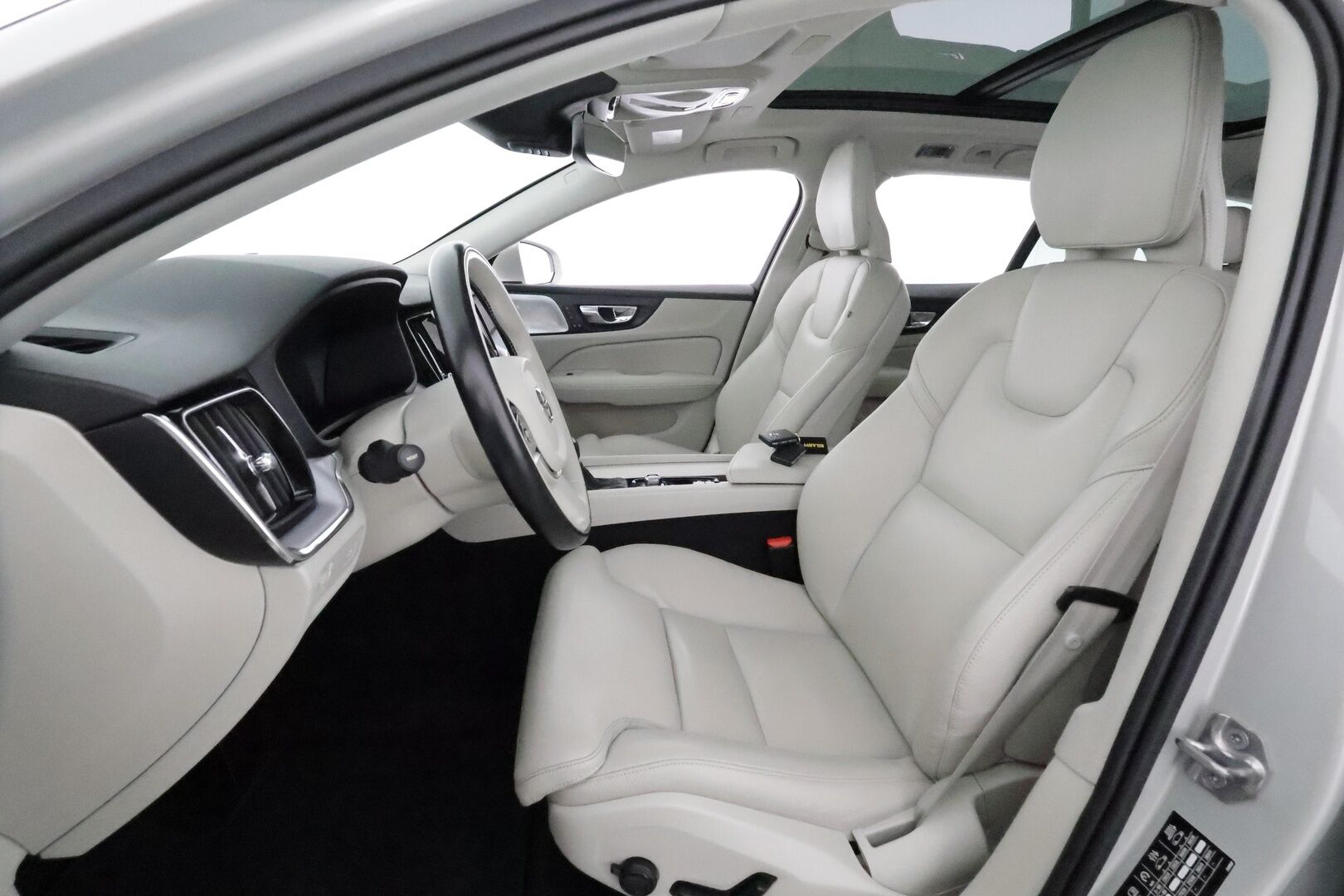 Volvo V60 2019 D4 Momentum aut *ACC / B&W / P.kamera / Full LED / Muistipenkit / Panorama / Navi / Vaaleat nahat* - Kahdet renkaat aluvanteilla