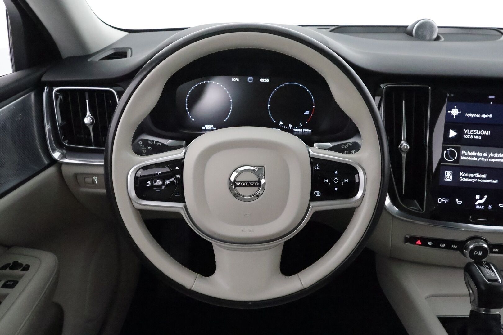 Volvo V60 2019 D4 Momentum aut *ACC / B&W / P.kamera / Full LED / Muistipenkit / Panorama / Navi / Vaaleat nahat* - Kahdet renkaat aluvanteilla