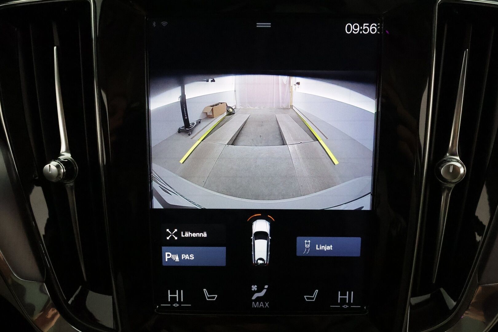 Volvo V60 2019 D4 Momentum aut *ACC / B&W / P.kamera / Full LED / Muistipenkit / Panorama / Navi / Vaaleat nahat* - Kahdet renkaat aluvanteilla