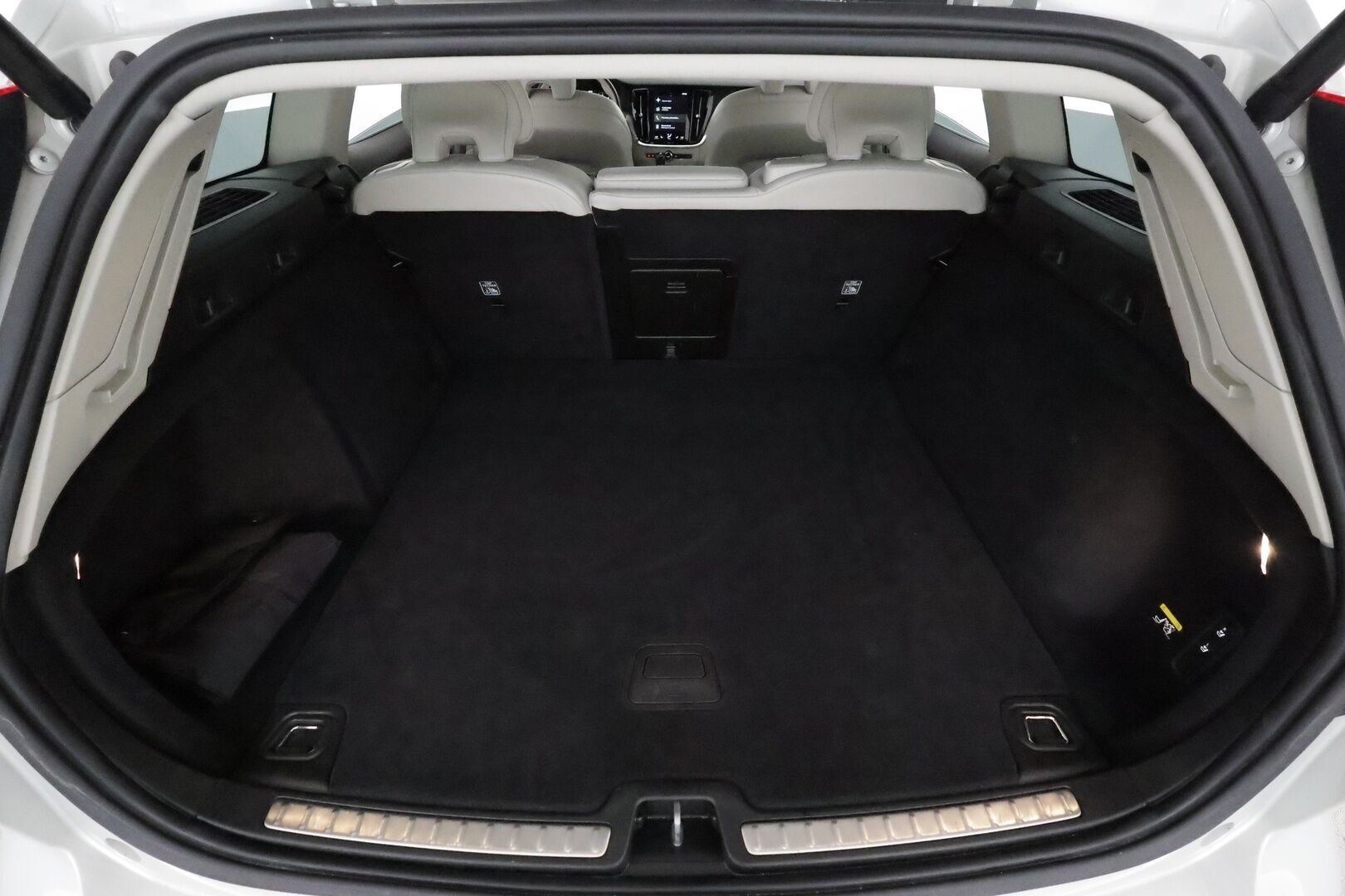 Volvo V60 2019 D4 Momentum aut *ACC / B&W / P.kamera / Full LED / Muistipenkit / Panorama / Navi / Vaaleat nahat* - Kahdet renkaat aluvanteilla