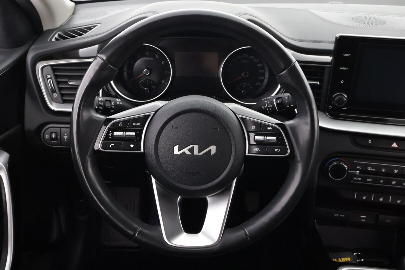 Kia Ceed 2022 1,5 T-GDI 160hv EX SW - Suomiauto | Vetokoukku | Peruutuskamera | Lohko&Sisäpistoke | Lane Assist | Apple&Android | Aut. Pitkät | Juuri tullut Tampereelle!