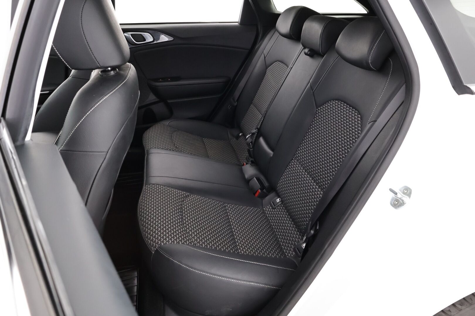 Kia Ceed 2022 1,5 T-GDI 160hv EX SW - Suomiauto | Vetokoukku | Peruutuskamera | Lohko&Sisäpistoke | Lane Assist | Apple&Android | Aut. Pitkät | Juuri tullut Tampereelle!