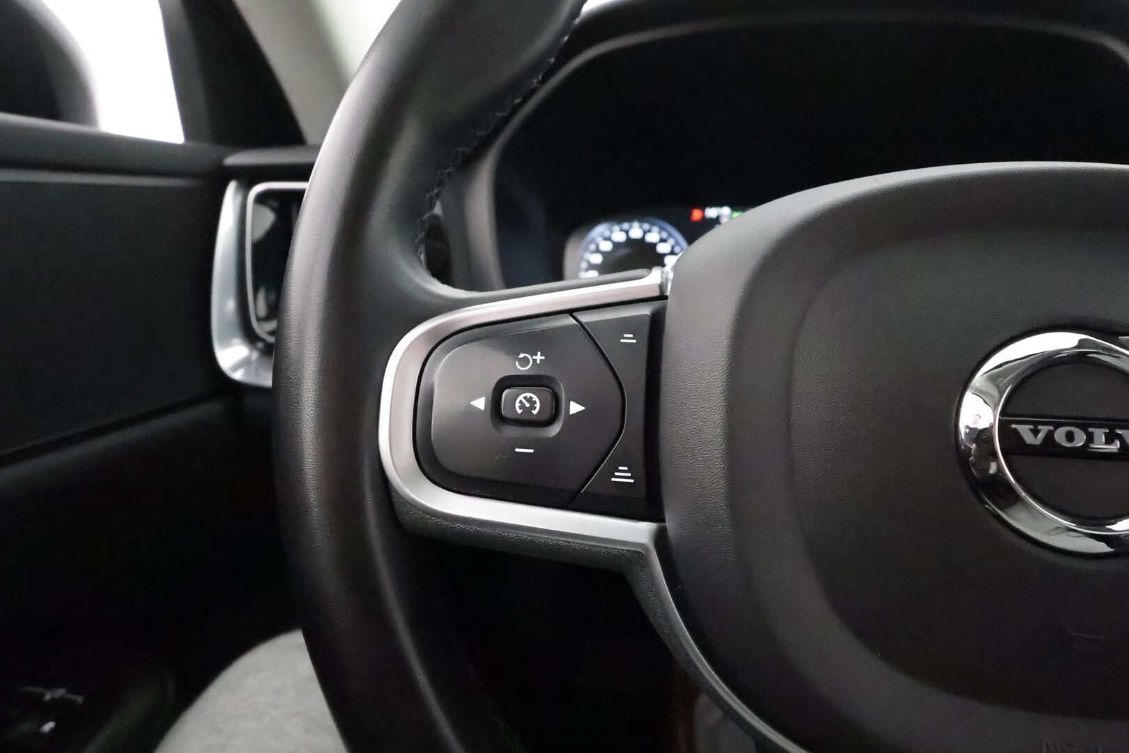 Volvo V60 2022 T6 AWD Long Range Inscription Expression Edition aut ** 1-Om Suomi auto / Adapt.vakkari / Koukku / Keyless - P.kamera / Apple&Android / Navi / Digimittari