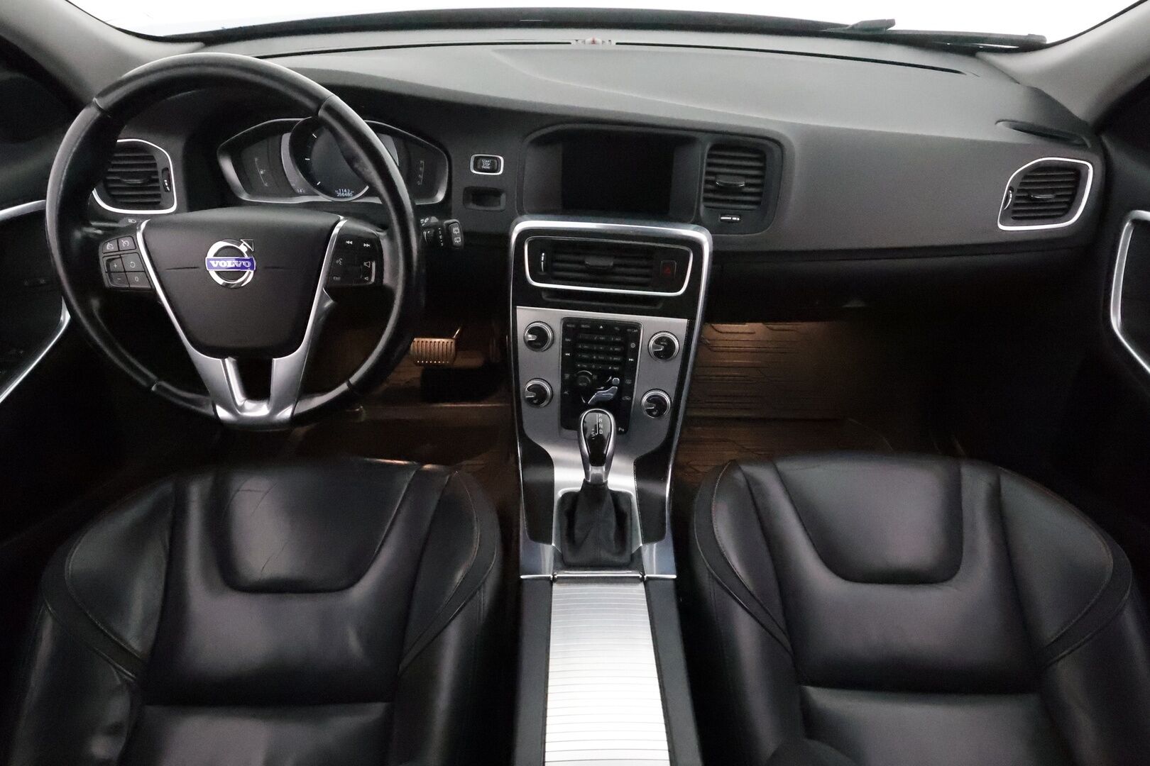 Volvo V60 2015 D4 AWD Ocean Race aut *Webasto / Vakkari / Koukku / P.tutkat / Digimittaristo / Nahat / BLIS* - Kahdet renkaat aluvanteilla / Juuri huollettu!
