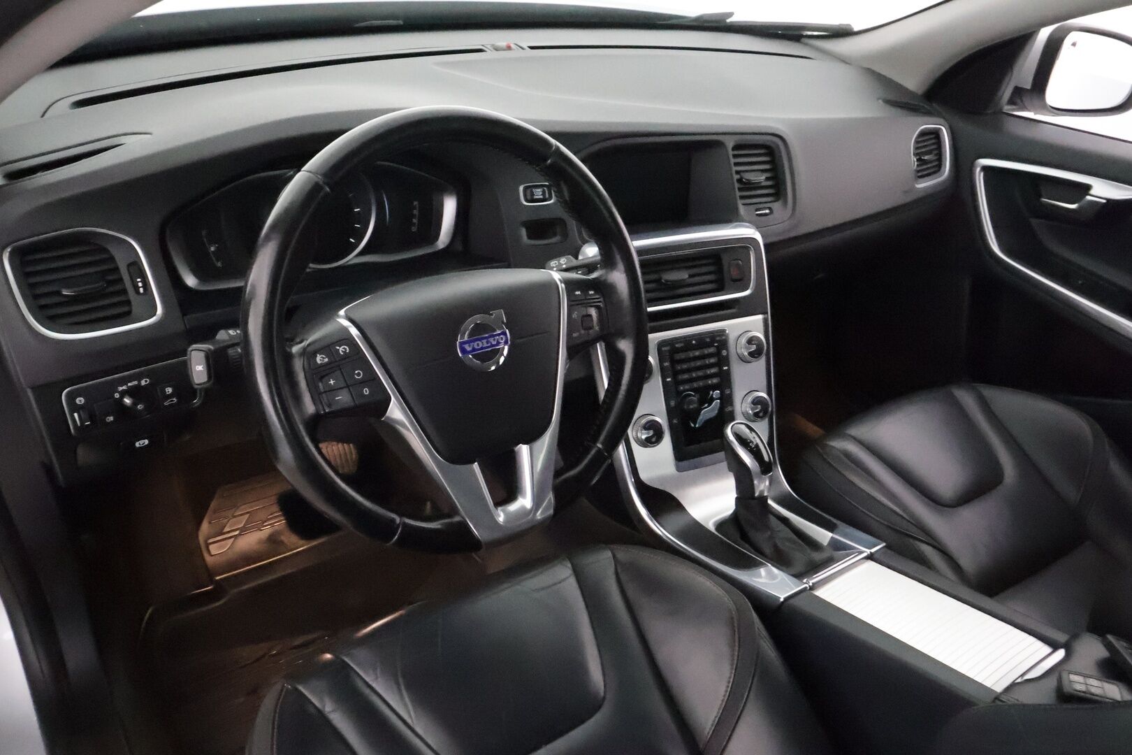 Volvo V60 2015 D4 AWD Ocean Race aut *Webasto / Vakkari / Koukku / P.tutkat / Digimittaristo / Nahat / BLIS* - Kahdet renkaat aluvanteilla / Juuri huollettu!