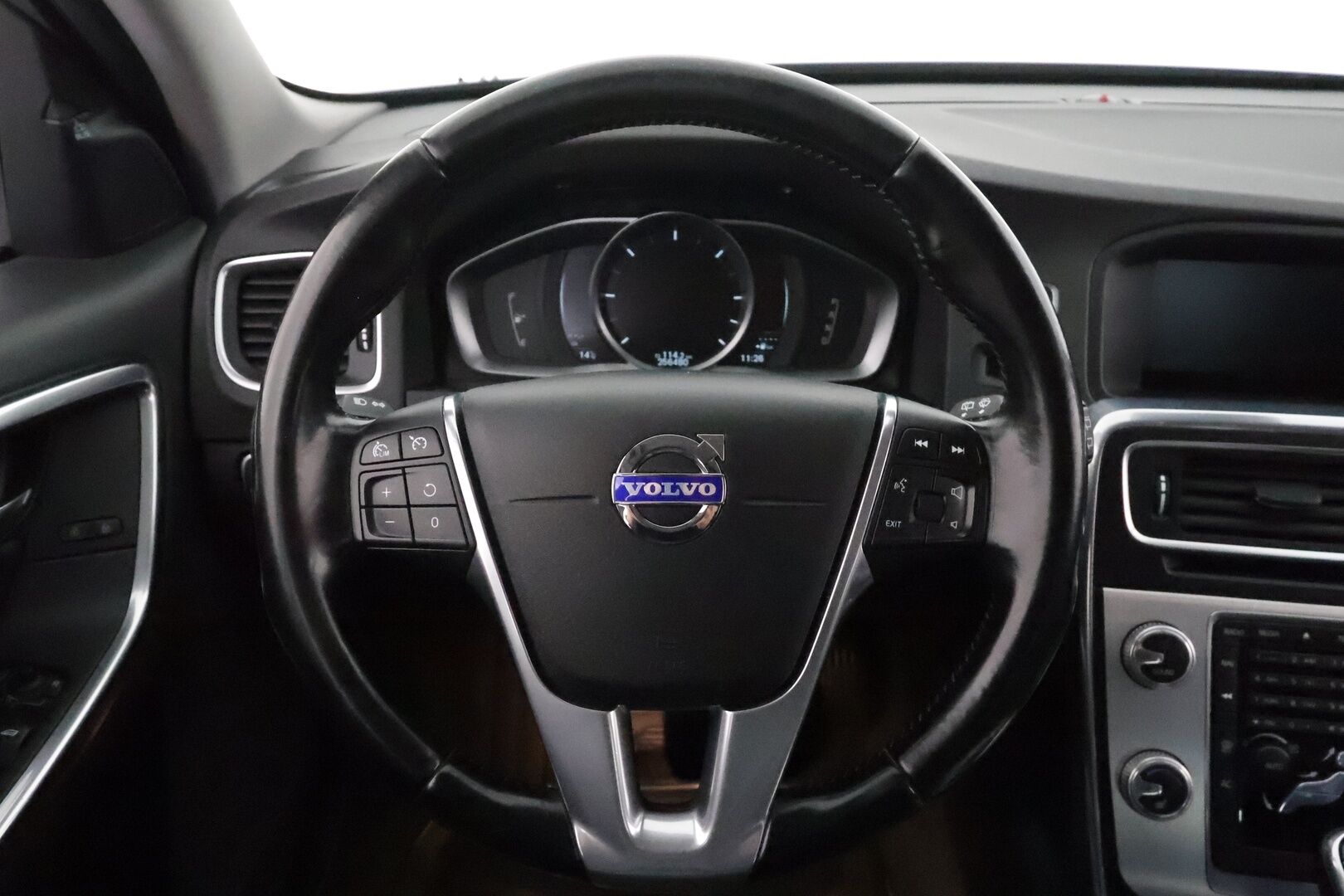 Volvo V60 2015 D4 AWD Ocean Race aut *Webasto / Vakkari / Koukku / P.tutkat / Digimittaristo / Nahat / BLIS* - Kahdet renkaat aluvanteilla / Juuri huollettu!