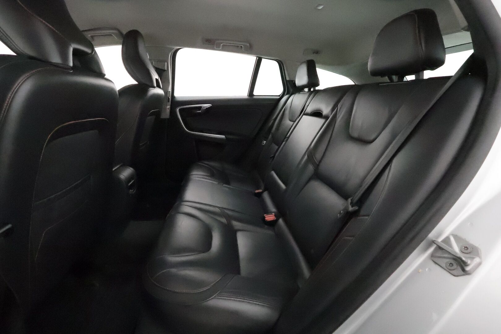 Volvo V60 2015 D4 AWD Ocean Race aut *Webasto / Vakkari / Koukku / P.tutkat / Digimittaristo / Nahat / BLIS* - Kahdet renkaat aluvanteilla / Juuri huollettu!