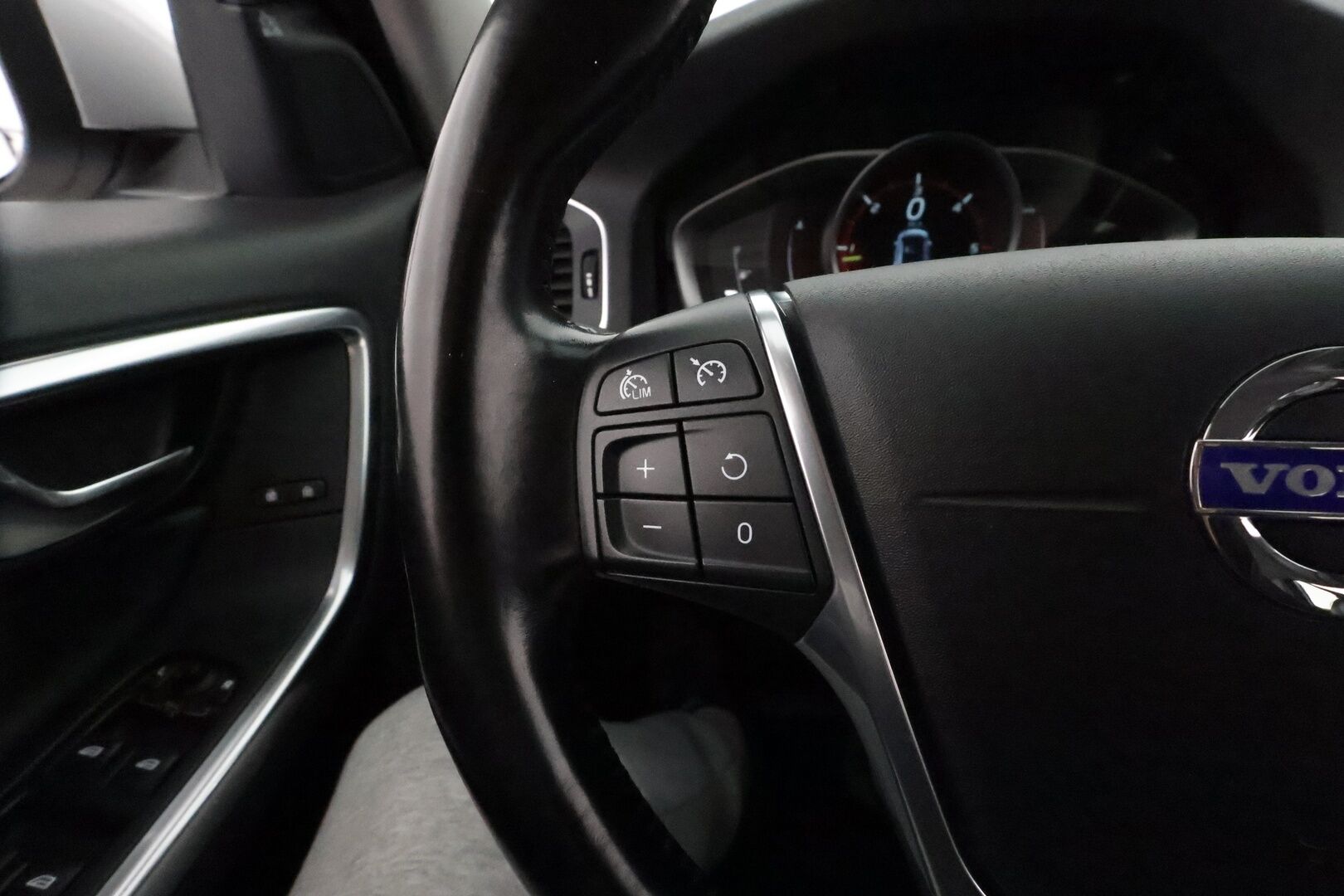 Volvo V60 2015 D4 AWD Ocean Race aut *Webasto / Vakkari / Koukku / P.tutkat / Digimittaristo / Nahat / BLIS* - Kahdet renkaat aluvanteilla / Juuri huollettu!