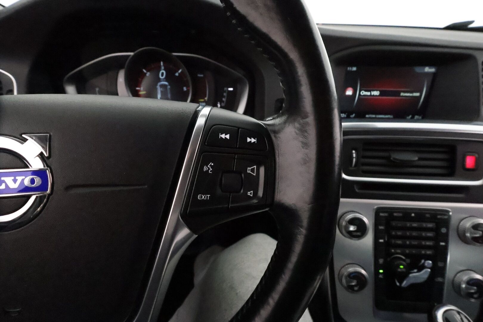 Volvo V60 2015 D4 AWD Ocean Race aut *Webasto / Vakkari / Koukku / P.tutkat / Digimittaristo / Nahat / BLIS* - Kahdet renkaat aluvanteilla / Juuri huollettu!