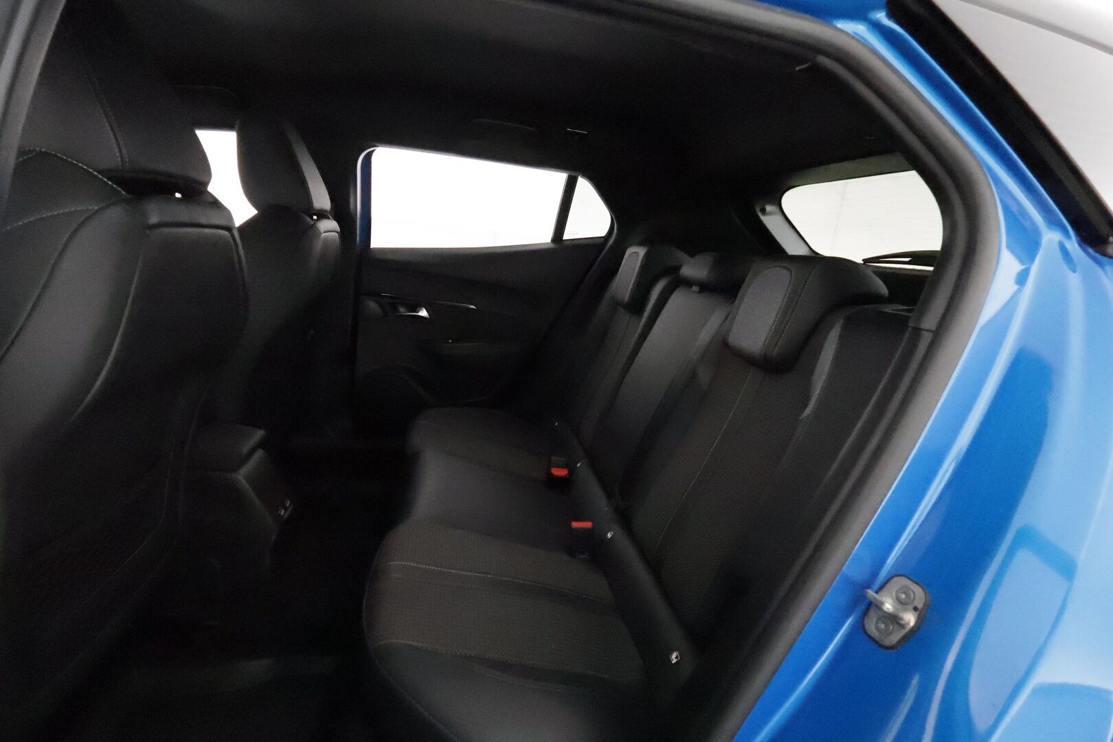 Peugeot e-2008 2022 GT 136 Aut **Lämpöpumppu / Adapt.Vakkari / Full LED / P.kamera / Kaistavahti / Katveavustin** - 1-om Suomi-auto / 2x Latauskaapelit / Kahdet Renkaat
