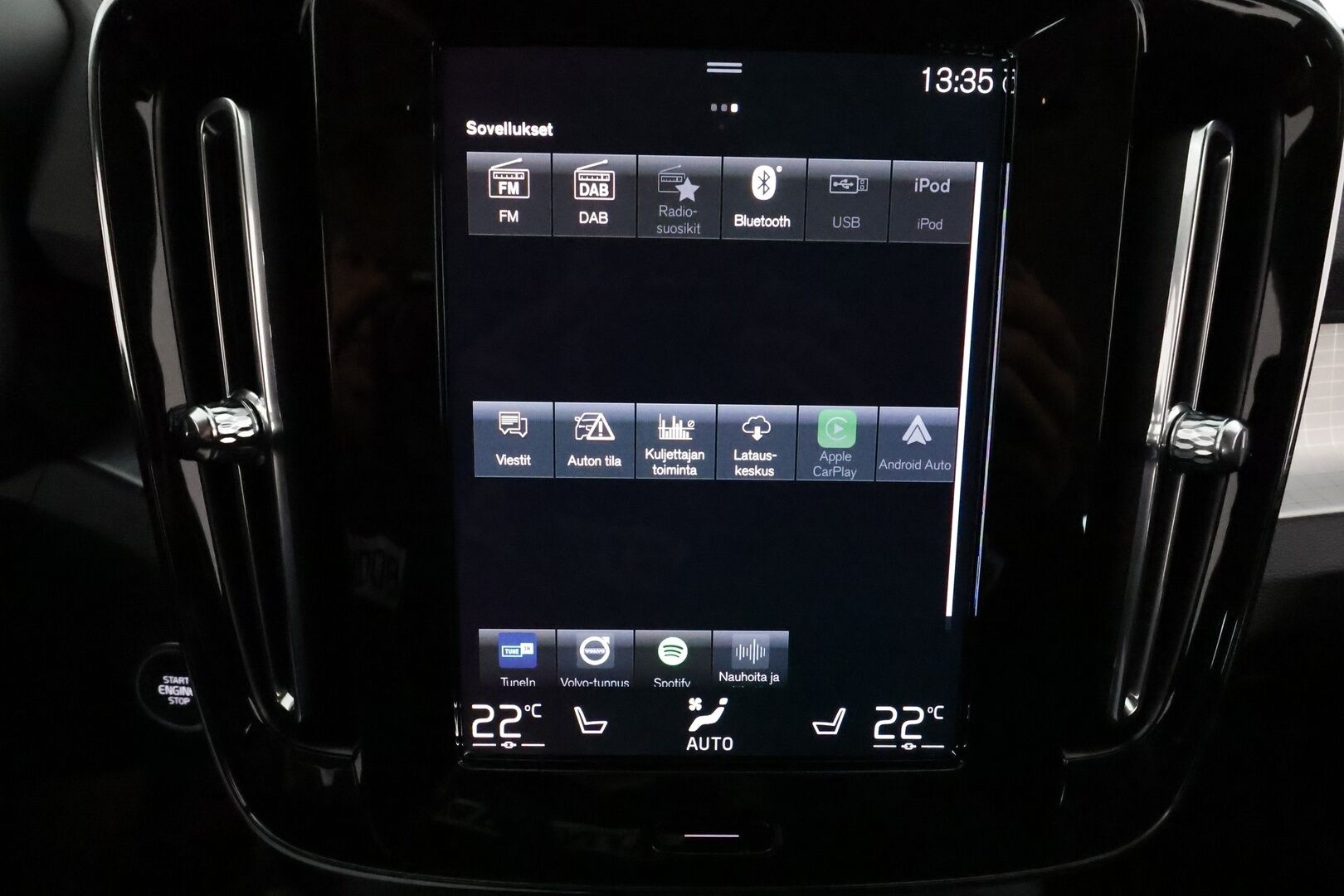 Volvo XC40 2022 T3 Business Edition aut. *Vakkari / P.kamera / Webasto / LED / Koukku / KeylessGo* - 3,99 % KORKOTARJOUS TÄHÄN AUTOON 28.9. ASTI! - 1.Om Suomi-auto / Kahdet renkaat aluvanteilla / Juuri huollettu!