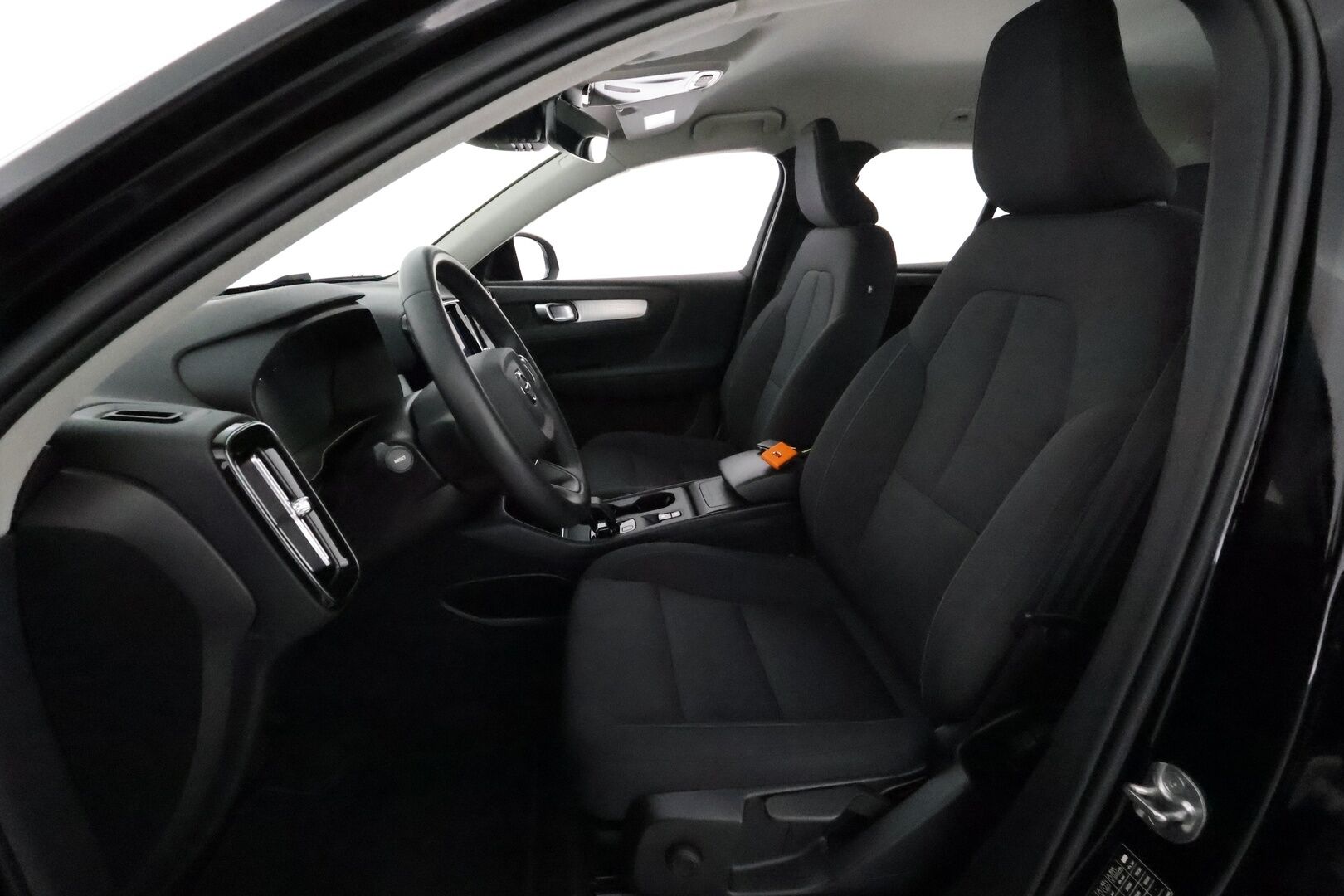 Volvo XC40 2022 T3 Business Edition aut. *Vakkari / P.kamera / Webasto / LED / Koukku / KeylessGo* - 3,99 % KORKOTARJOUS TÄHÄN AUTOON 28.9. ASTI! - 1.Om Suomi-auto / Kahdet renkaat aluvanteilla / Juuri huollettu!