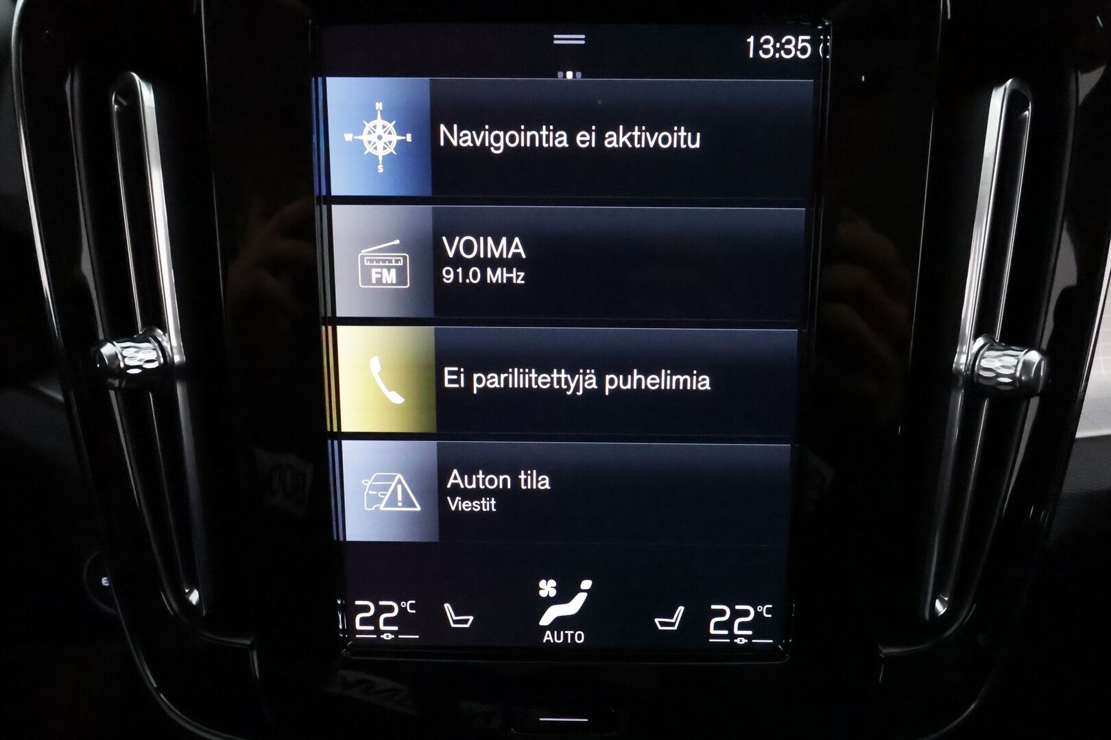 Volvo XC40 2022 T3 Business Edition aut. *Vakkari / P.kamera / Webasto / LED / Koukku / KeylessGo* - 3,99 % KORKOTARJOUS TÄHÄN AUTOON 28.9. ASTI! - 1.Om Suomi-auto / Kahdet renkaat aluvanteilla / Juuri huollettu!