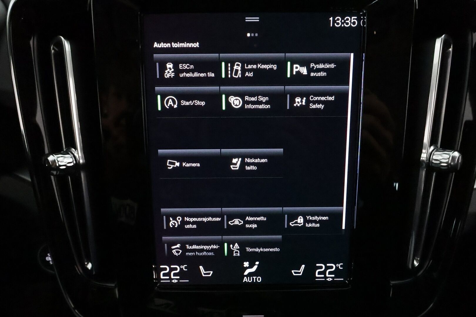 Volvo XC40 2022 T3 Business Edition aut. *Vakkari / P.kamera / Webasto / LED / Koukku / KeylessGo* - 3,99 % KORKOTARJOUS TÄHÄN AUTOON 28.9. ASTI! - 1.Om Suomi-auto / Kahdet renkaat aluvanteilla / Juuri huollettu!