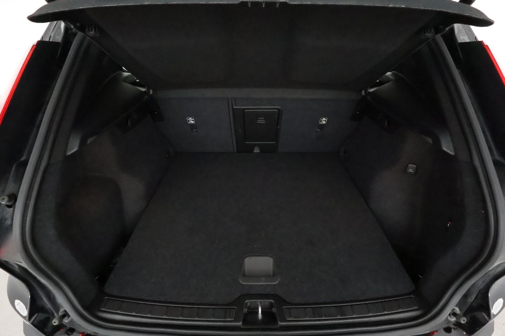 Volvo XC40 2022 T3 Business Edition aut. *Vakkari / P.kamera / Webasto / LED / Koukku / KeylessGo* - 3,99 % KORKOTARJOUS TÄHÄN AUTOON 28.9. ASTI! - 1.Om Suomi-auto / Kahdet renkaat aluvanteilla / Juuri huollettu!