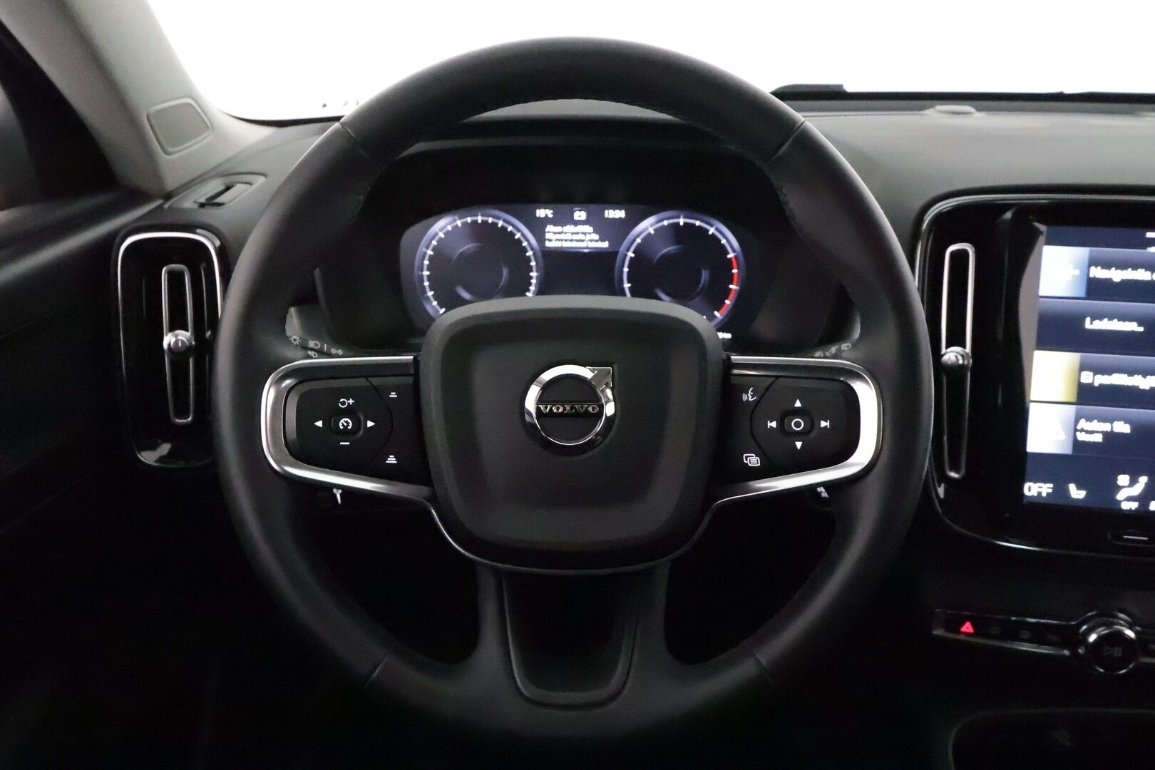Volvo XC40 2022 T3 Business Edition aut. *Vakkari / P.kamera / Webasto / LED / Koukku / KeylessGo* - 3,99 % KORKOTARJOUS TÄHÄN AUTOON 28.9. ASTI! - 1.Om Suomi-auto / Kahdet renkaat aluvanteilla / Juuri huollettu!