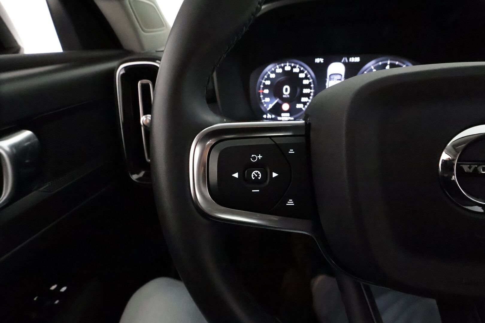 Volvo XC40 2022 T3 Business Edition aut. *Vakkari / P.kamera / Webasto / LED / Koukku / KeylessGo* - 3,99 % KORKOTARJOUS TÄHÄN AUTOON 28.9. ASTI! - 1.Om Suomi-auto / Kahdet renkaat aluvanteilla / Juuri huollettu!