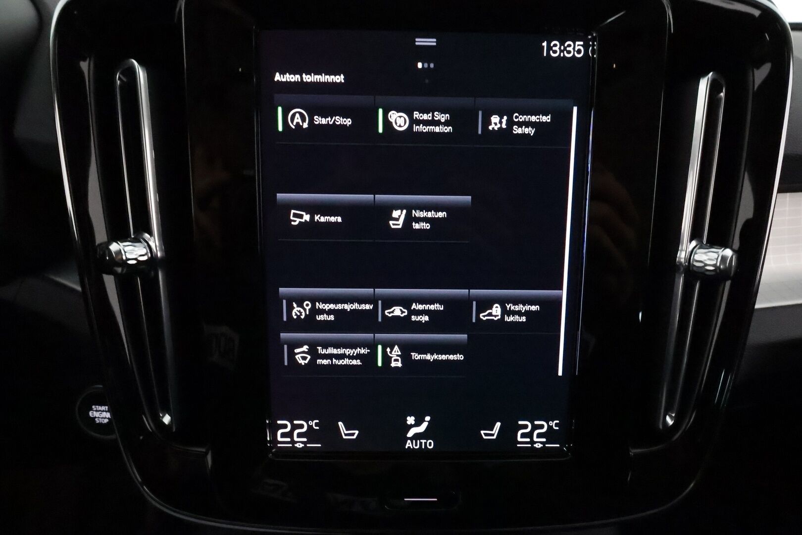 Volvo XC40 2022 T3 Business Edition aut. *Vakkari / P.kamera / Webasto / LED / Koukku / KeylessGo* - 3,99 % KORKOTARJOUS TÄHÄN AUTOON 28.9. ASTI! - 1.Om Suomi-auto / Kahdet renkaat aluvanteilla / Juuri huollettu!