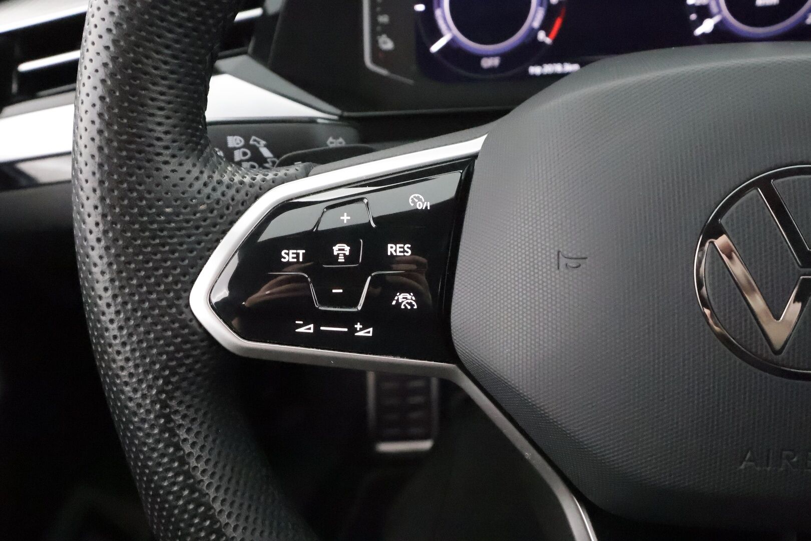 Volkswagen Arteon 2022 Shooting Brake R-Line Business eHybrid 160 kW DSG *ACC / Webasto / HUD / P.Kamera / Navi * - LED / 1-om Suomi-auto / 2x Latauskaapelit / Kahdet renkaat aluvanteilla