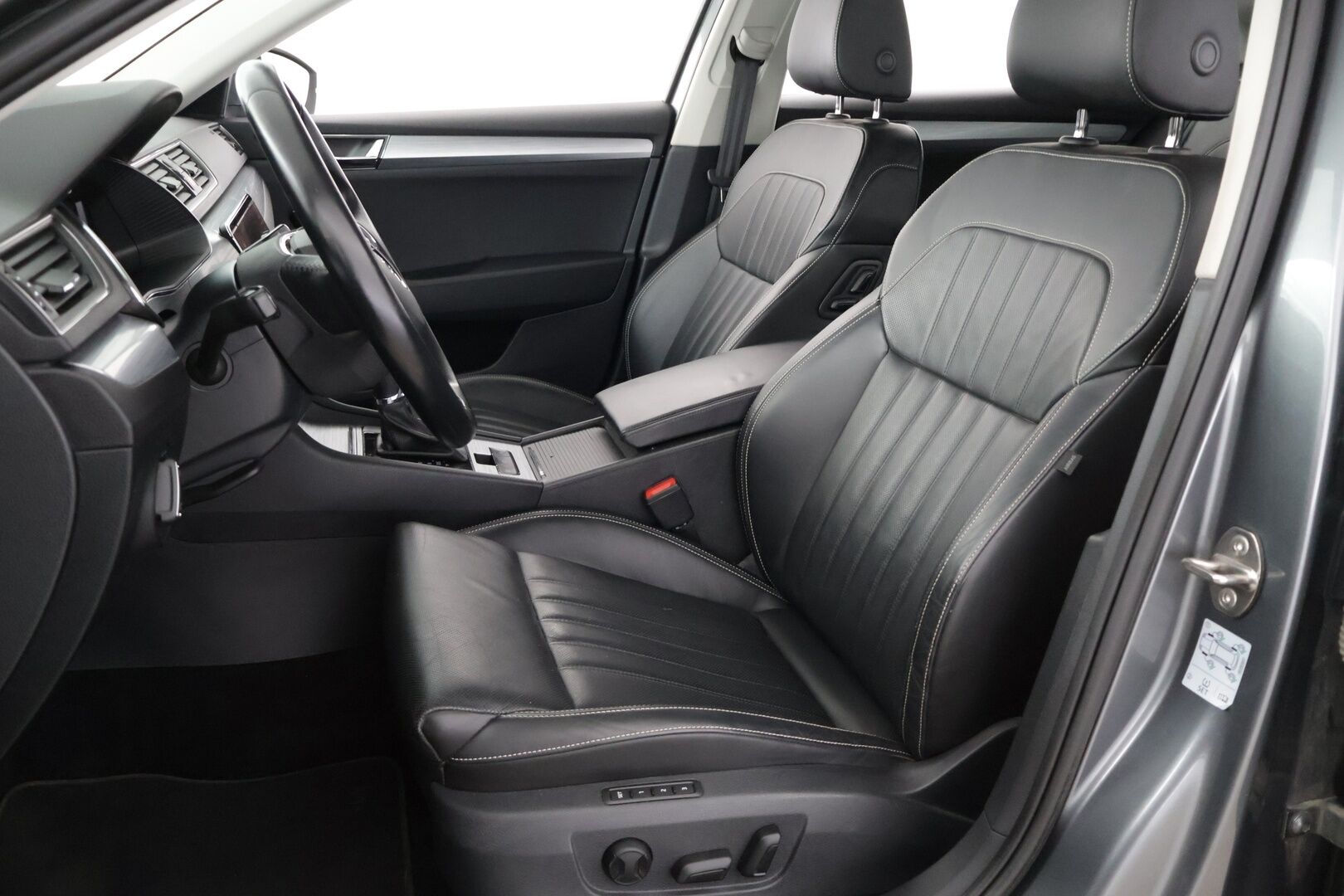 Skoda Superb 2022 1.5 TSI ACT Ambition DSG Autom. - | Webasto | Ilmastoidut nahat | Muistipenkki | Koukku | Digimittaristo | Keyless | Ratinlämmitin | Apple CarPlay |