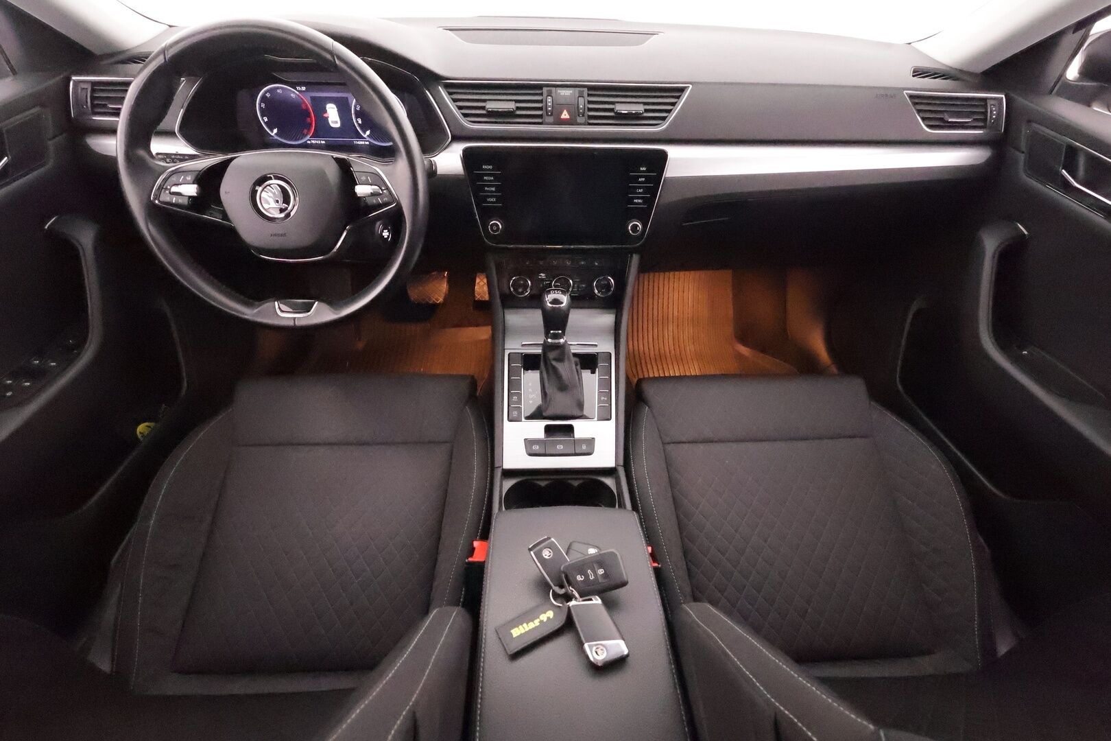 Skoda Superb 2022 Combi 2.0TDI 150 Ambition DSG - 1-om. Suomi-auto / Tutkat / Vakkari / Webasto / Koukku / KeylessGo / 2x renkaat / LED-valot