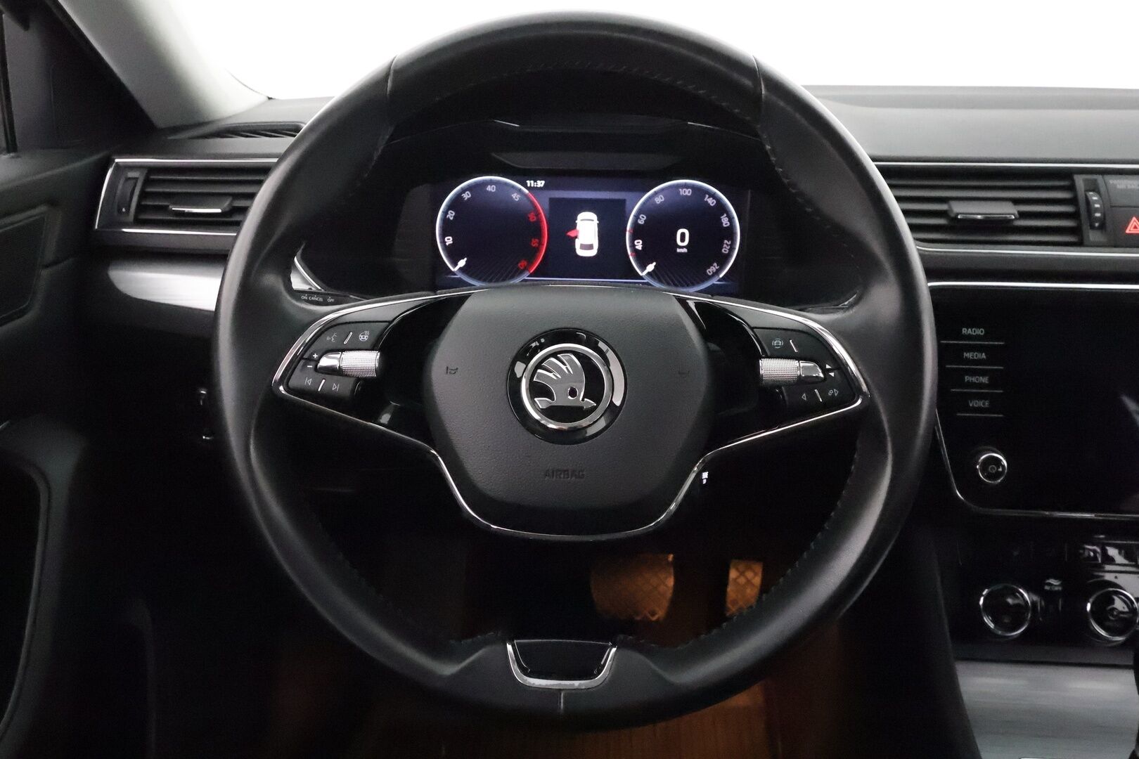 Skoda Superb 2022 Combi 2.0TDI 150 Ambition DSG - 1-om. Suomi-auto / Tutkat / Vakkari / Webasto / Koukku / KeylessGo / 2x renkaat / LED-valot