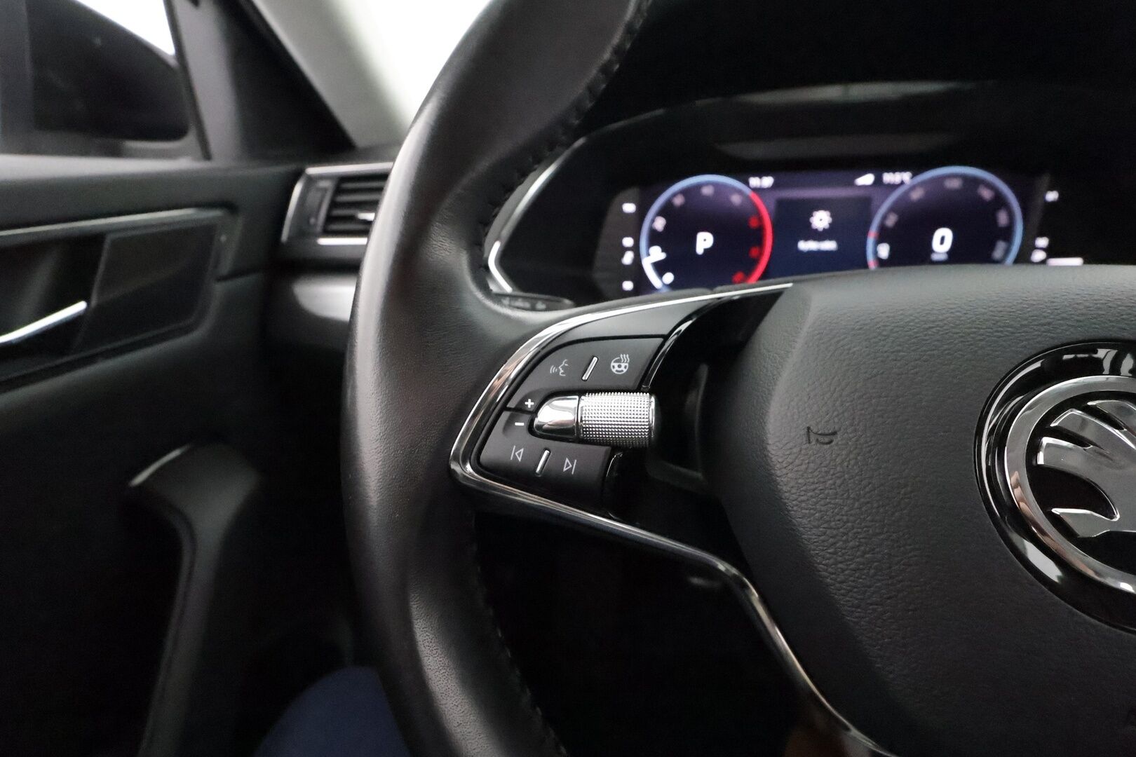 Skoda Superb 2022 Combi 2.0TDI 150 Ambition DSG - 1-om. Suomi-auto / Tutkat / Vakkari / Webasto / Koukku / KeylessGo / 2x renkaat / LED-valot
