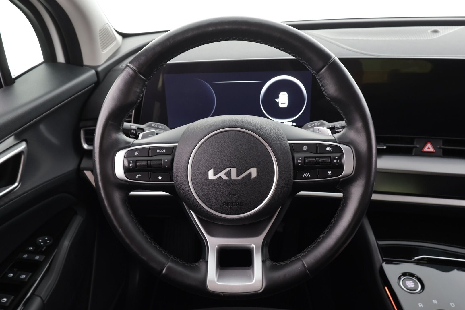 Kia Sportage 2022 1,6 T-GDI AWD Plug-in Hybrid Business Premium Edition AT 265hv * ACC / 360° / LED / Navi / Sähköpenkit * - Lohkolämmitin / KeylessGo / Kahdet renkaat aluvanteilla / Merkkihuollettu - HULLU BLACKWEEK KORKOTARJOUS 2,49%