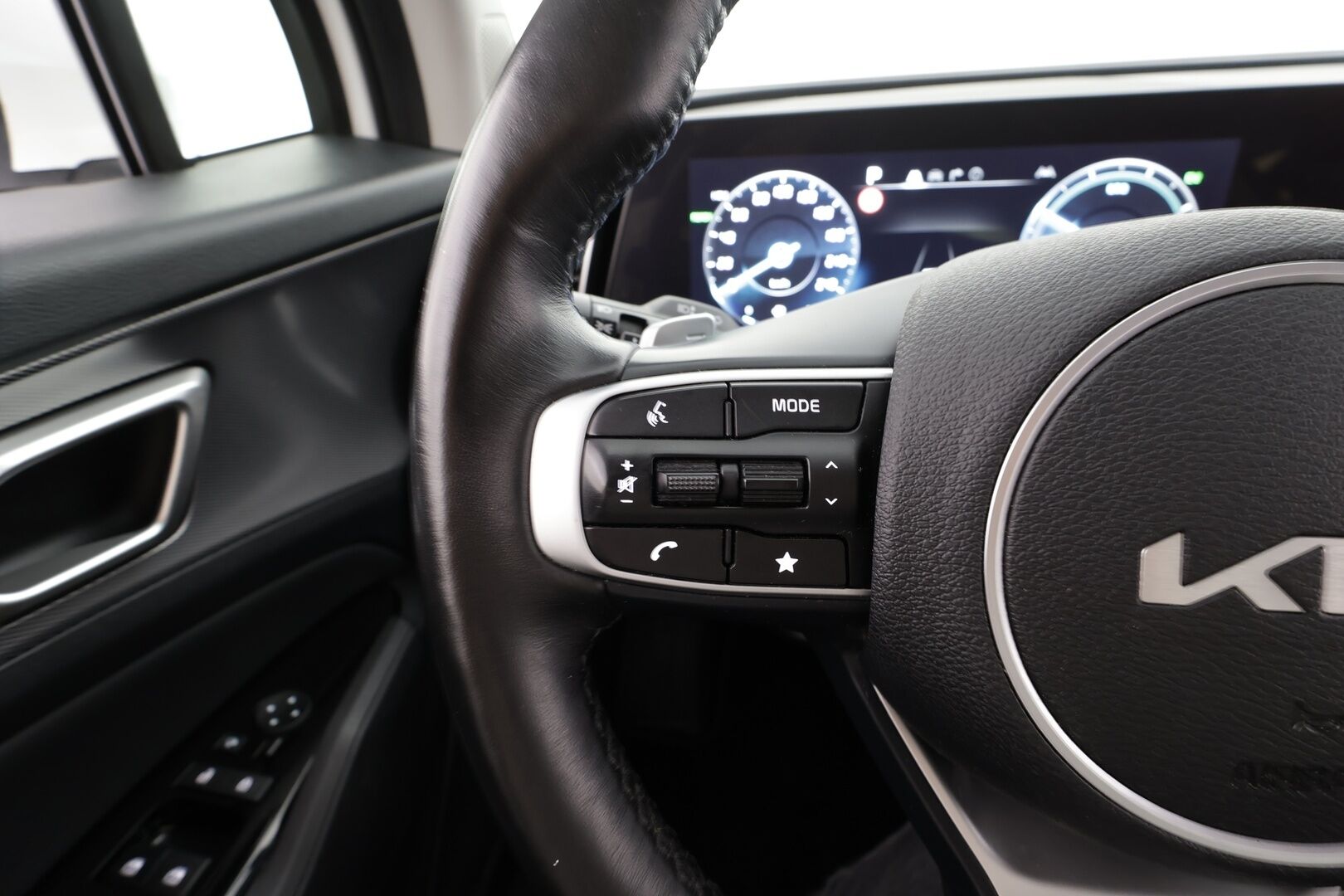 Kia Sportage 2022 1,6 T-GDI AWD Plug-in Hybrid Business Premium Edition AT 265hv * ACC / 360° / LED / Navi / Sähköpenkit * - Lohkolämmitin / KeylessGo / Kahdet renkaat aluvanteilla / Merkkihuollettu - HULLU BLACKWEEK KORKOTARJOUS 2,49%