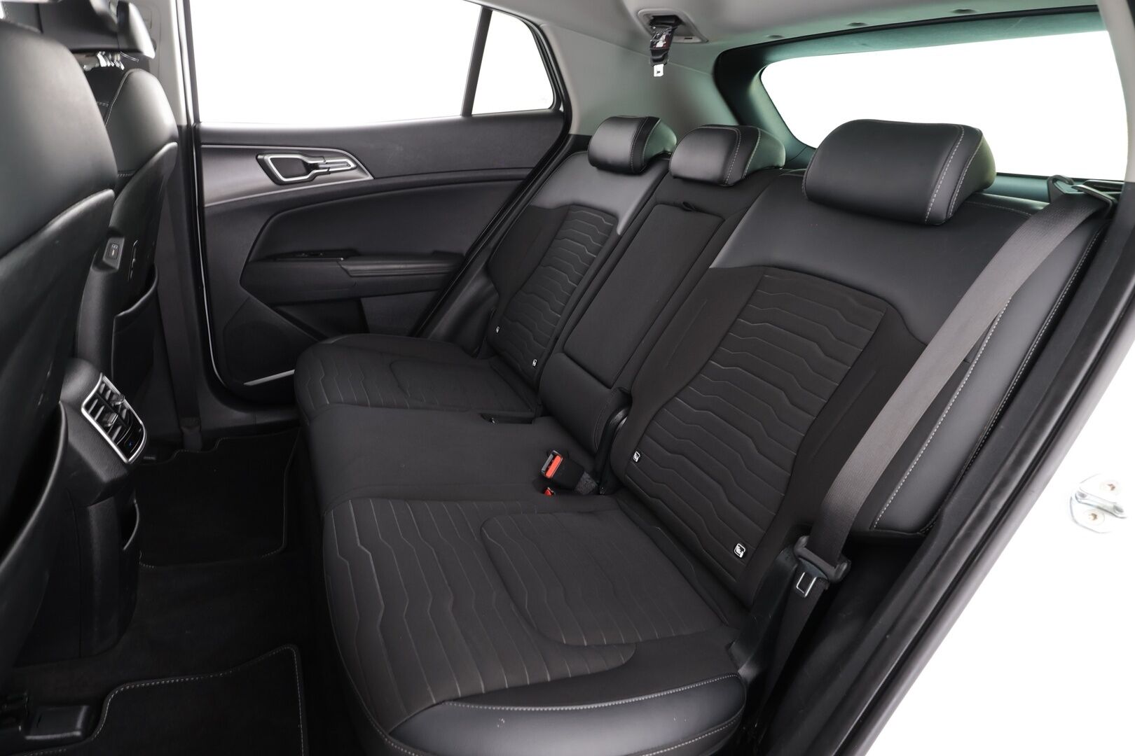 Kia Sportage 2022 1,6 T-GDI AWD Plug-in Hybrid Business Premium Edition AT 265hv * ACC / 360° / LED / Navi / Sähköpenkit * - Lohkolämmitin / KeylessGo / Kahdet renkaat aluvanteilla / Merkkihuollettu - HULLU BLACKWEEK KORKOTARJOUS 2,49%