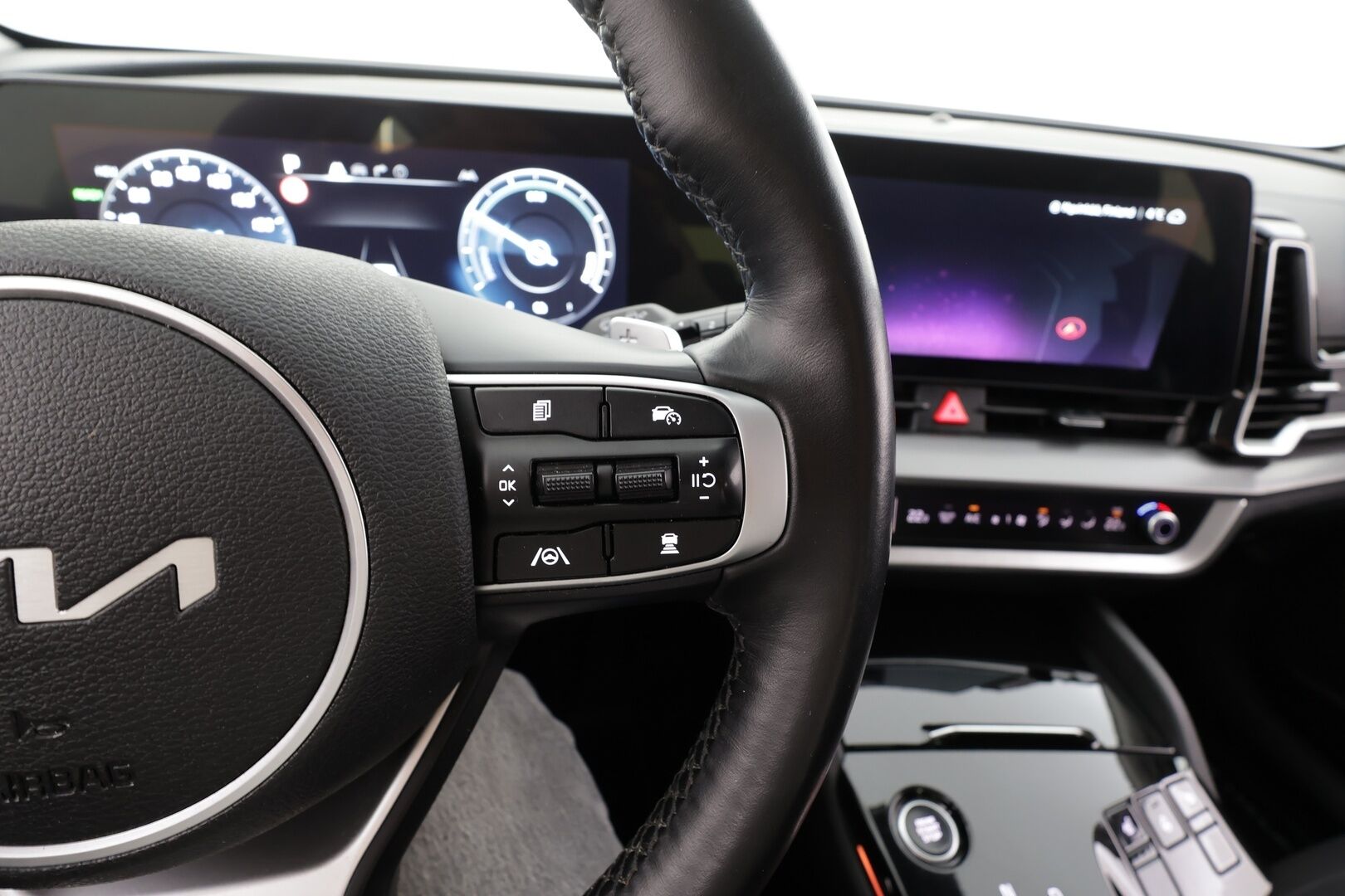 Kia Sportage 2022 1,6 T-GDI AWD Plug-in Hybrid Business Premium Edition AT 265hv * ACC / 360° / LED / Navi / Sähköpenkit * - Lohkolämmitin / KeylessGo / Kahdet renkaat aluvanteilla / Merkkihuollettu - HULLU BLACKWEEK KORKOTARJOUS 2,49%