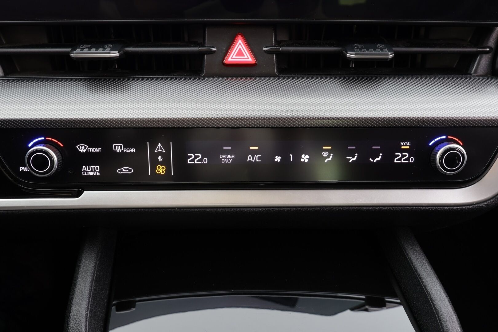 Kia Sportage 2022 1,6 T-GDI AWD Plug-in Hybrid Business Premium Edition AT 265hv * ACC / 360° / LED / Navi / Sähköpenkit * - Lohkolämmitin / KeylessGo / Kahdet renkaat aluvanteilla / Merkkihuollettu - HULLU BLACKWEEK KORKOTARJOUS 2,49%