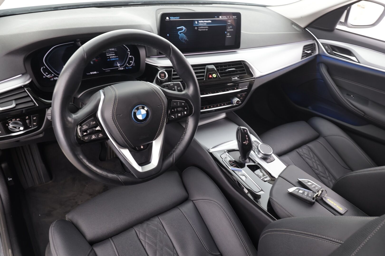 BMW 530 2023 G31 Touring 530e xDrive A Charged Edition * ACC / P.kamera / Adapt.LED / Hifi / Koukku / Comfort Access / Sporttinahat * - 1.Om Suomi-auto / Akku kuntotarkastettu / Kahdet renkaat aluvanteilla / Merkkihuollettu