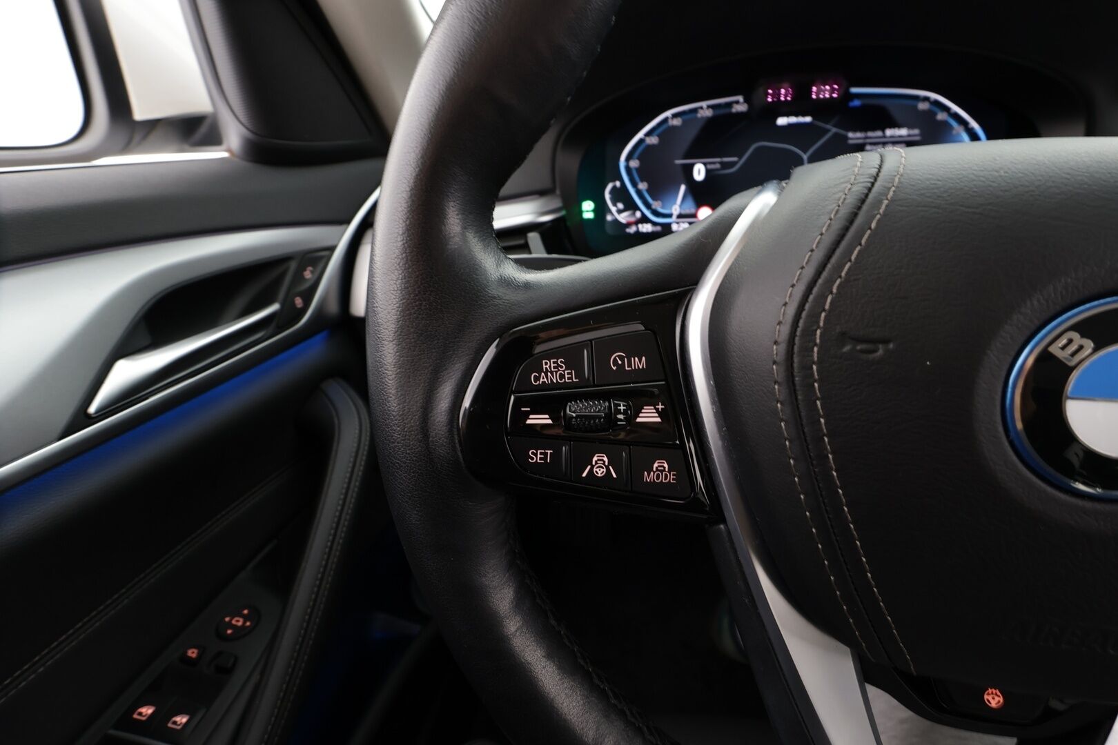 BMW 530 2023 G31 Touring 530e xDrive A Charged Edition * ACC / P.kamera / Adapt.LED / Hifi / Koukku / Comfort Access / Sporttinahat * - 1.Om Suomi-auto / Akku kuntotarkastettu / Kahdet renkaat aluvanteilla / Merkkihuollettu