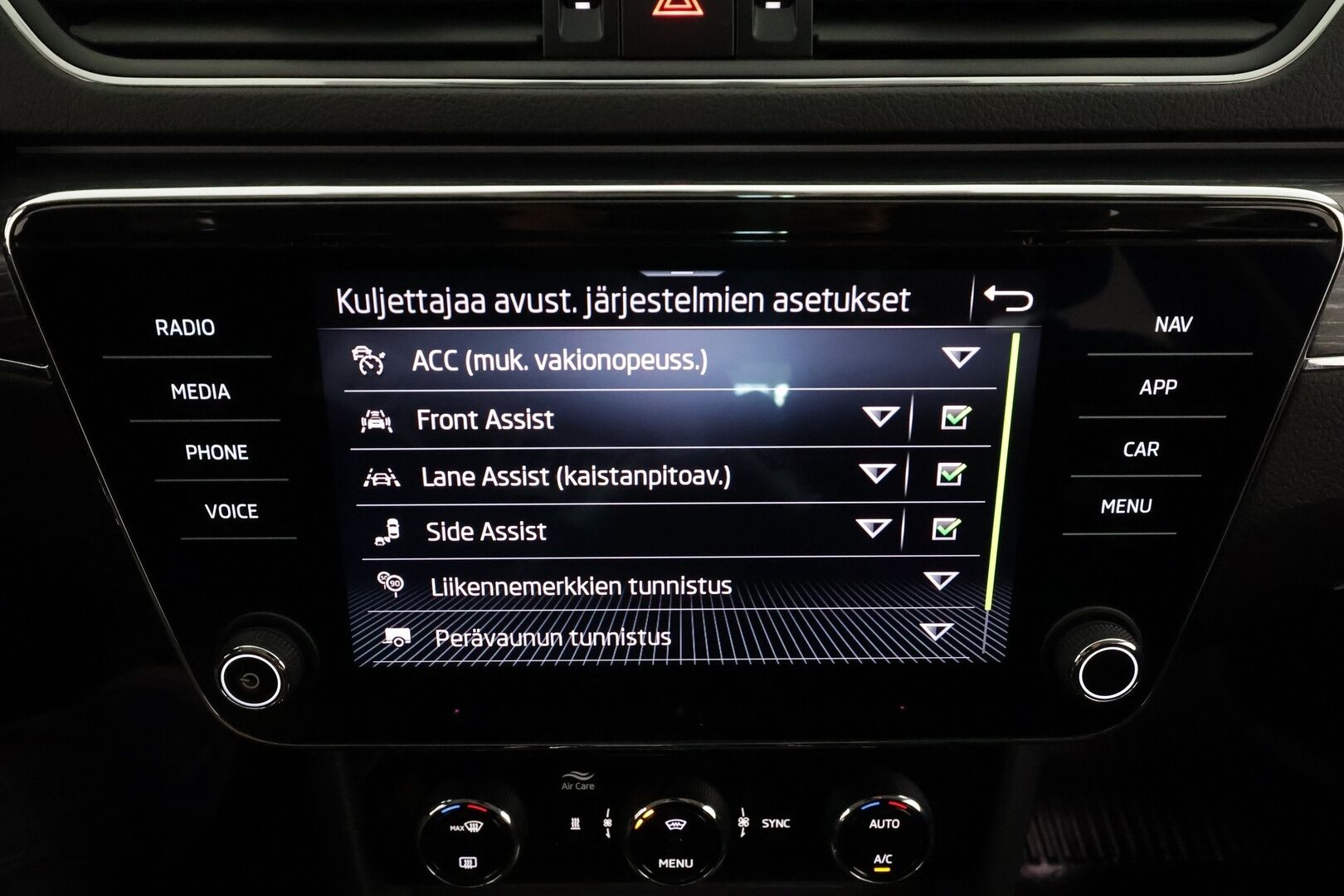 Skoda Superb 2023 2.0 TSI 190 Style DSG Autom. * ACC / Webasto / Koukku / Muistipenkit / P.kamera / Apple&Android* - 1.Om Suomi-auto / Kahdet Renkaat