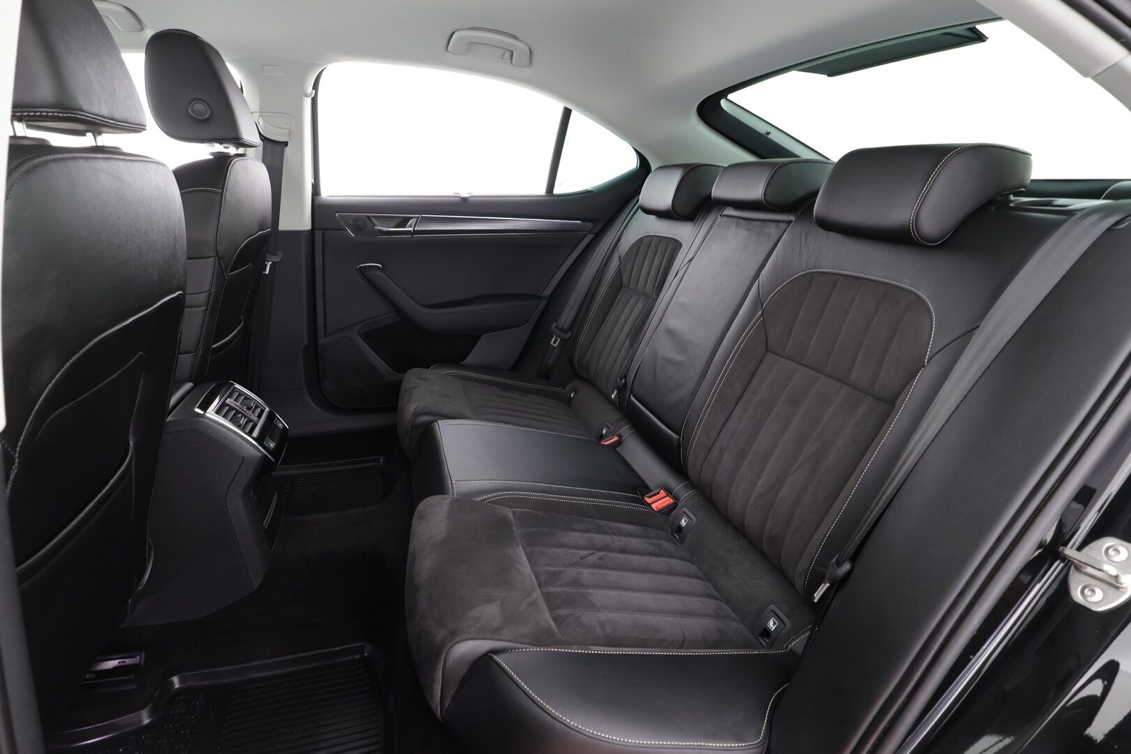 Skoda Superb 2023 2.0 TSI 190 Style DSG Autom. * ACC / Webasto / Koukku / Muistipenkit / P.kamera / Apple&Android* - 1.Om Suomi-auto / Kahdet Renkaat