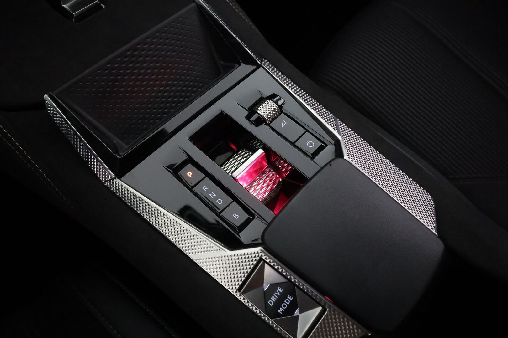 DS 4 2022 E-Tense Plug-in Hybrid 225 Performance Line * LED / P.Kamera / Kaistavahti / Digimittaristo / Vakkari / Apple&Android * - Suomi-auto / Akku kuntotarkastettu SoH 97% / Merkkihuollot / Kahdet renkaat aluvanteilla