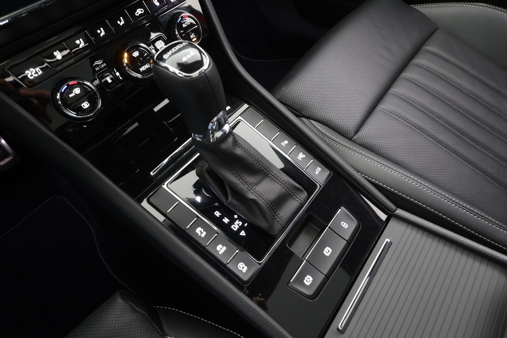 Skoda Superb 2023 Combi 2.0 TSI 280 4x4 L&K DSG Autom. - | ACC | Matrix | Ilm. muistinahat | 360° | Canton | Webasto | Panorama | Koukku | Suomi-auto | Kahdet renkaat aluvantein | Merkkiliikkeen huoltohistoria |