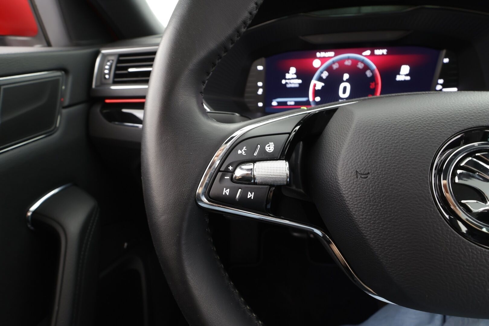 Skoda Superb 2023 Combi 2.0 TSI 280 4x4 L&K DSG Autom. - | ACC | Matrix | Ilm. muistinahat | 360° | Canton | Webasto | Panorama | Koukku | Suomi-auto | Kahdet renkaat aluvantein | Merkkiliikkeen huoltohistoria |