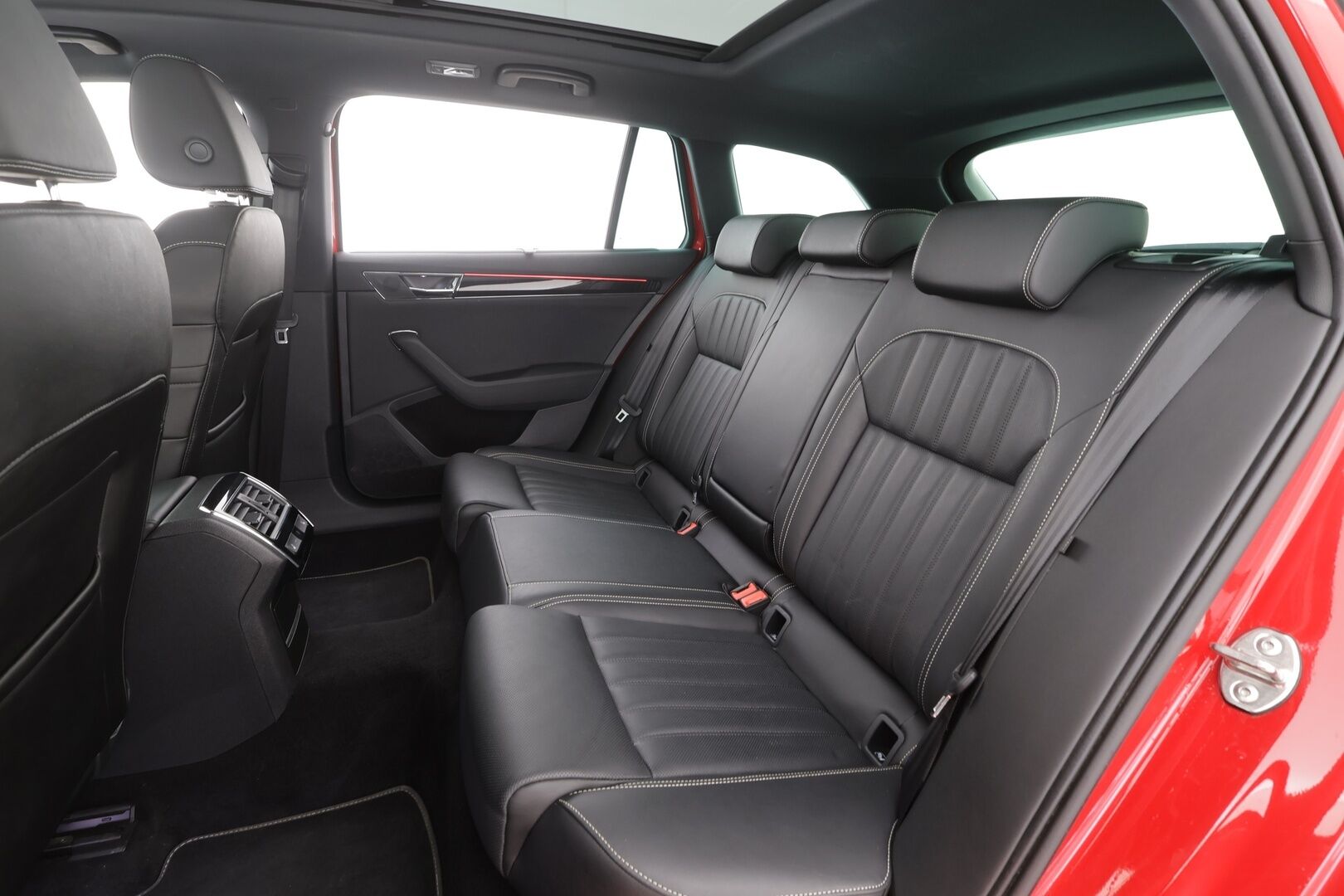 Skoda Superb 2023 Combi 2.0 TSI 280 4x4 L&K DSG Autom. - | ACC | Matrix | Ilm. muistinahat | 360° | Canton | Webasto | Panorama | Koukku | Suomi-auto | Kahdet renkaat aluvantein | Merkkiliikkeen huoltohistoria |