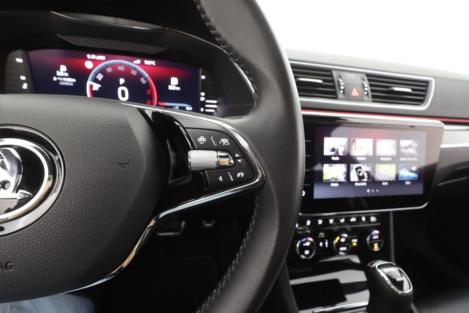 Skoda Superb 2023 Combi 2.0 TSI 280 4x4 L&K DSG Autom. - | ACC | Matrix | Ilm. muistinahat | 360° | Canton | Webasto | Panorama | Koukku | Suomi-auto | Kahdet renkaat aluvantein | Merkkiliikkeen huoltohistoria |