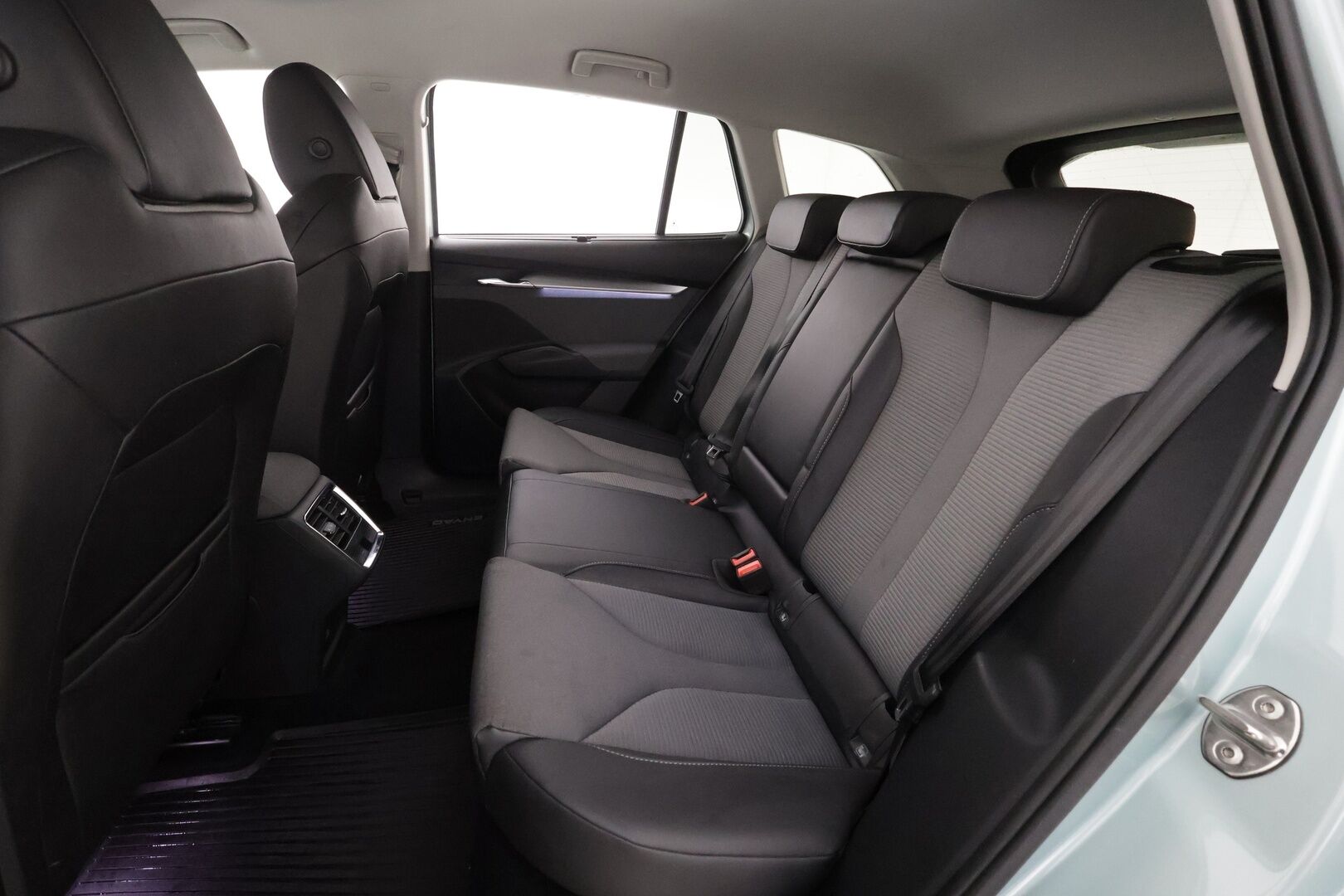 Skoda Enyaq 2023 60 iV * ILP / Koukku / ACC / LED / 360° / Navi / Kaistavahti / Digimittaristo / Keyless * - 1-om Suomi-auto / Kahdet renkaat / Merkkihuollettu!