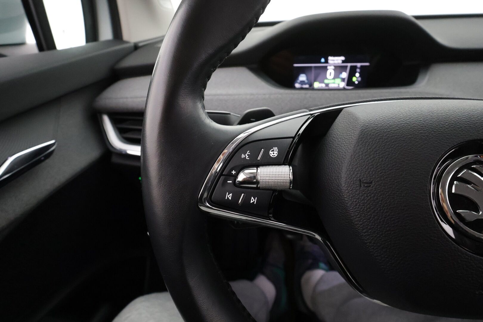 Skoda Enyaq 2023 60 iV * ILP / Koukku / ACC / LED / 360° / Navi / Kaistavahti / Digimittaristo / Keyless * - 1-om Suomi-auto / Kahdet renkaat / Merkkihuollettu!