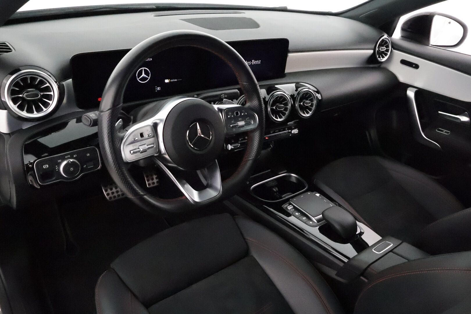Mercedes-Benz A 2023 250 e A Business AMG Edition **Widescreen / ACC / LED-High Performance / P.kamera / Sporttipenkki / Navi / Kaistavahti** - Akku kuntotarkastettu SoH 97% / Suomi-auto / 2x Latauskaapelit / Kahdet Renkaat